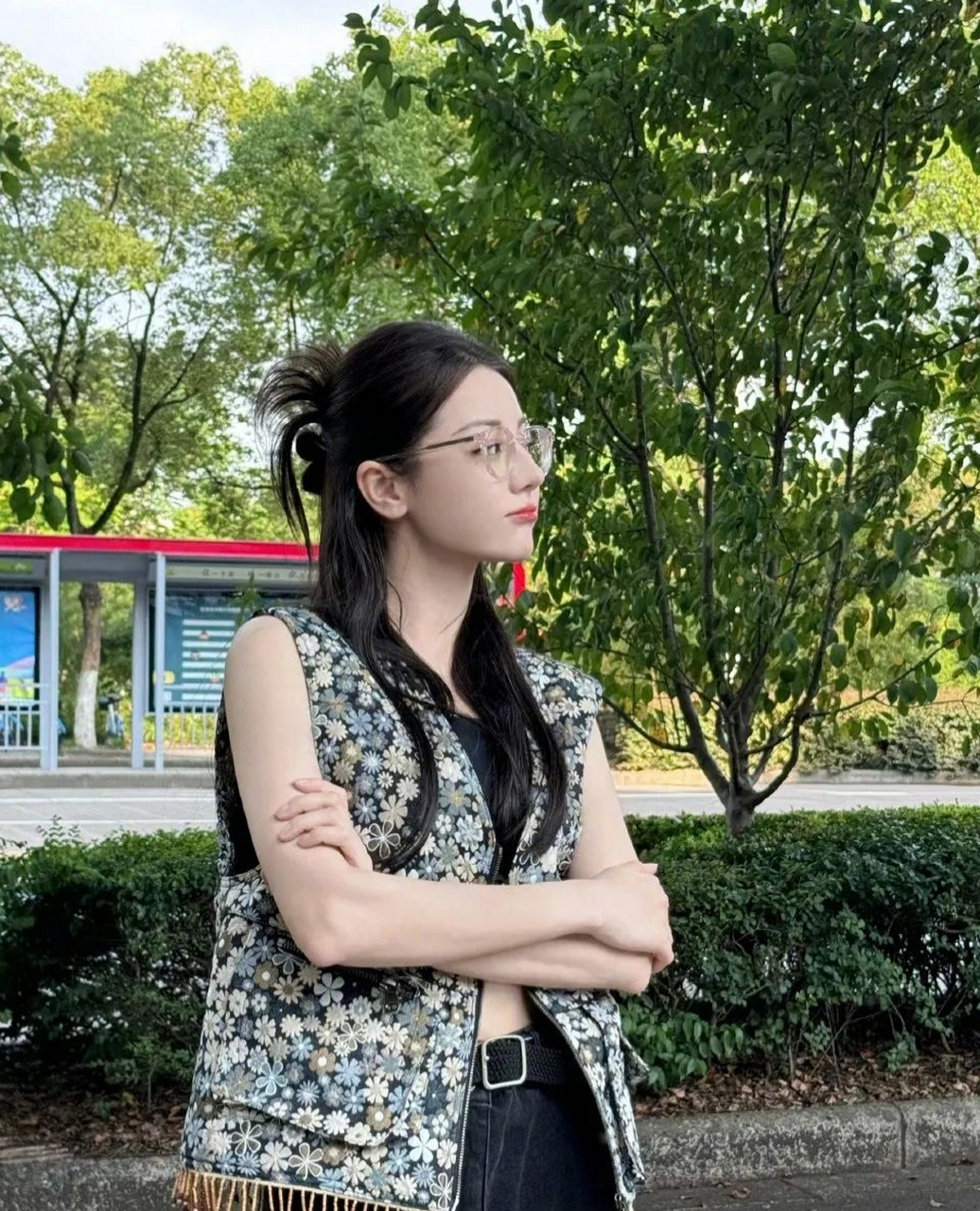 穿碎花戴眼镜,迪丽热巴新造型看起来别有一番韵味.