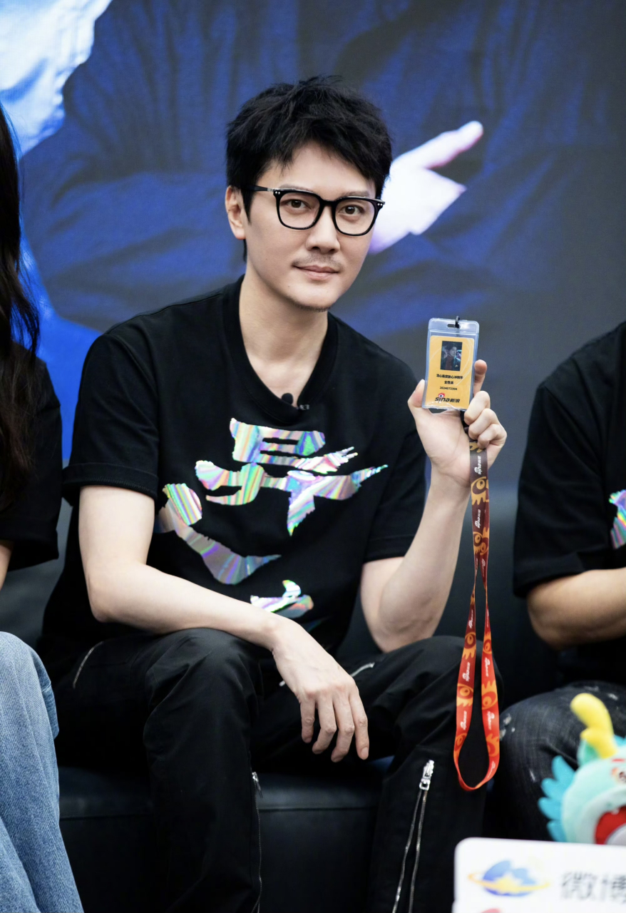 冯绍峰不留胡子的话,看起来最多20岁.