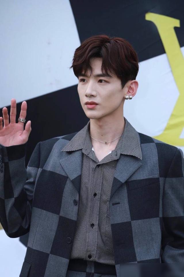 盘点那些戴耳环耳钉的男明星,您觉得戴上是变娘了还是更帅气了?