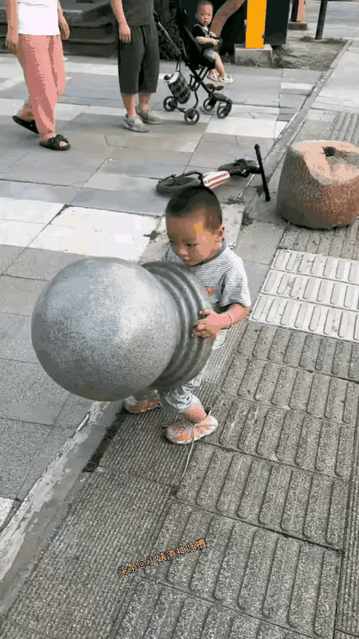 大家说该不该赔偿,在小区门口小孩玩起了大力士,不赔保安交不了差,赔