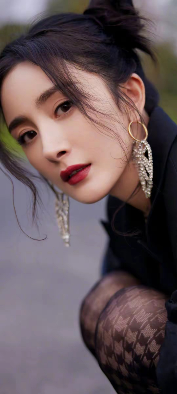 美女壁纸～扎着两个丸子头的杨幂,看起来年轻 #夏日闪光旅行家