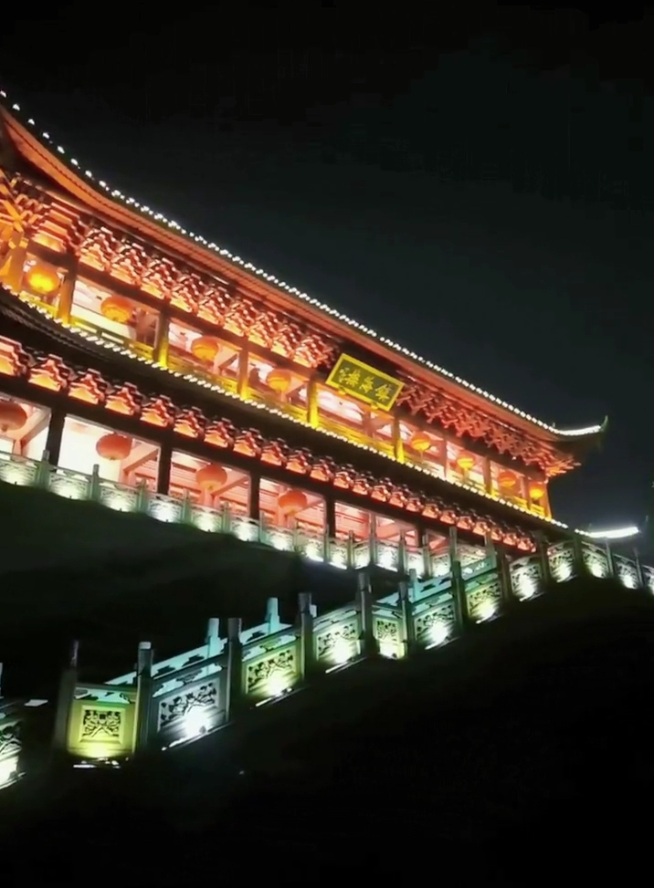 镇海楼,这个名字福州市的市民多么熟悉,每当台风来临,镇海楼的灯光