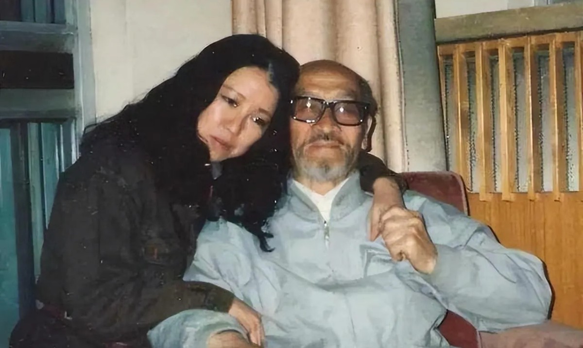 1990年,47岁的三毛要离开乌鲁木齐的时候,死死抱住年近80的王洛宾,哭