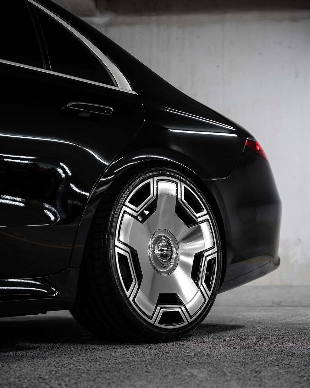 黑武士奔驰s级搭配大饼轮毂,气场与颜值无敌,d级行政轿车天花板