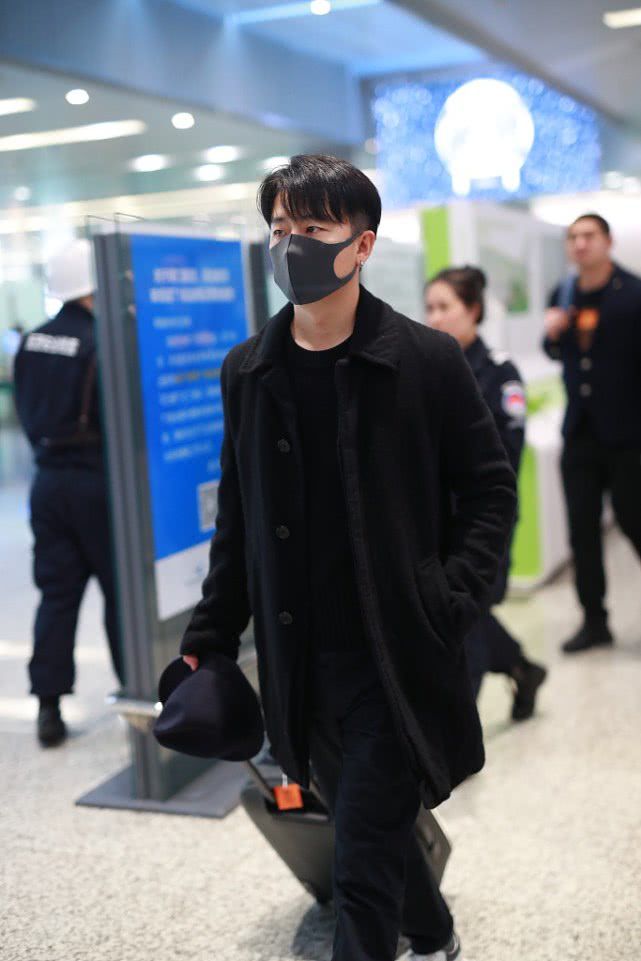 盘点那些戴耳环耳钉的男明星,您觉得戴上是变娘了还是更帅气了?