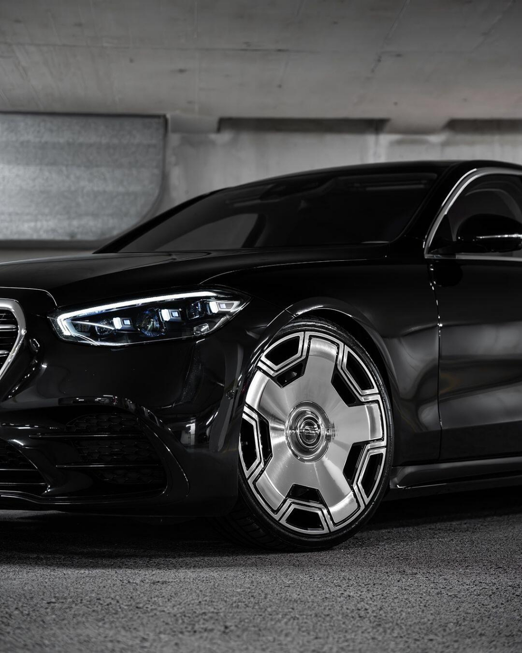 黑武士奔驰s级搭配大饼轮毂,气场与颜值无敌,d级行政轿车天花板