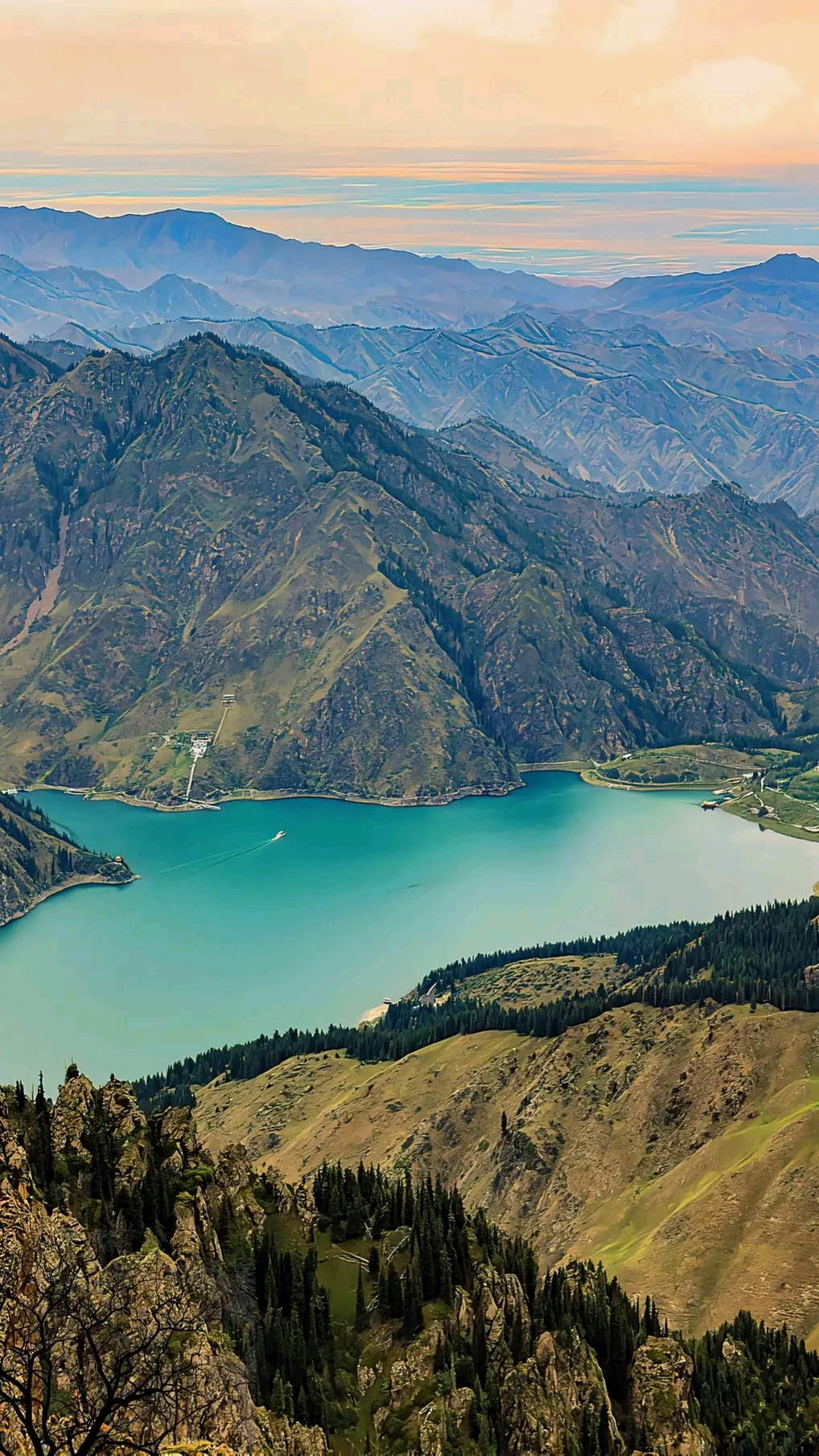 天山天池,是中国最美的高山湖泊之一