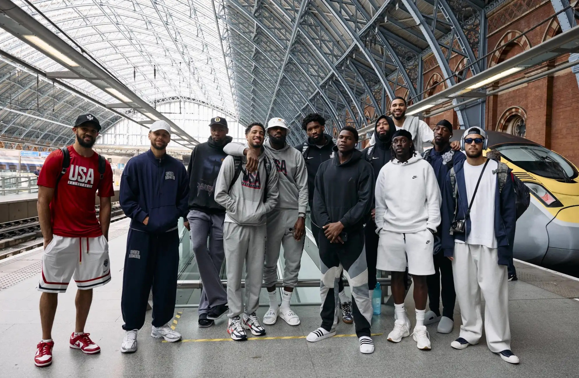 美国男篮抵法国"梦之队"帅气合影亮相里尔车站  #nba# #美国男篮