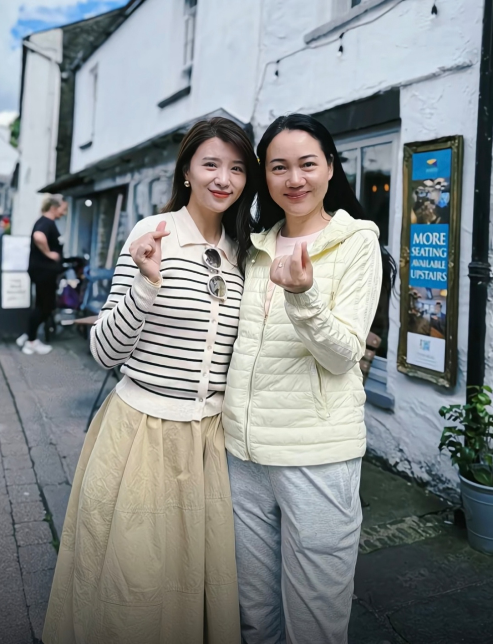 《杉杉来了》封月扮演者张杨果而一家四口英国旅游,偶遇安徽台主持人