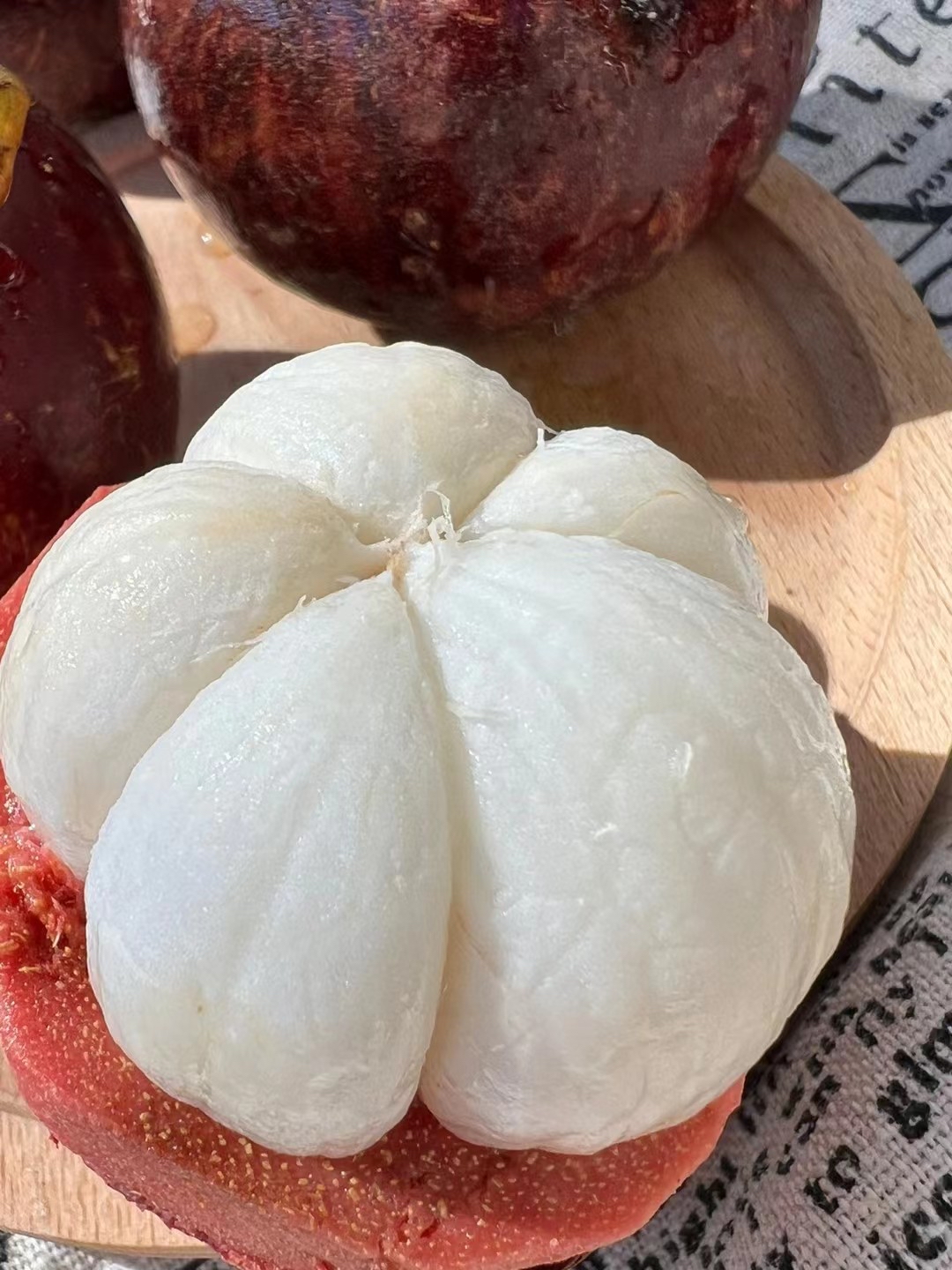山竹虽然是热带水果,但拿回家要放在冰箱低温贮藏.