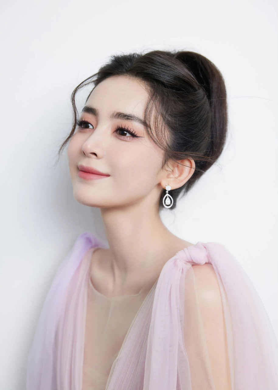 古力娜扎深v纱裙写真,优雅气质如兰,迷人魅力令人过目难忘