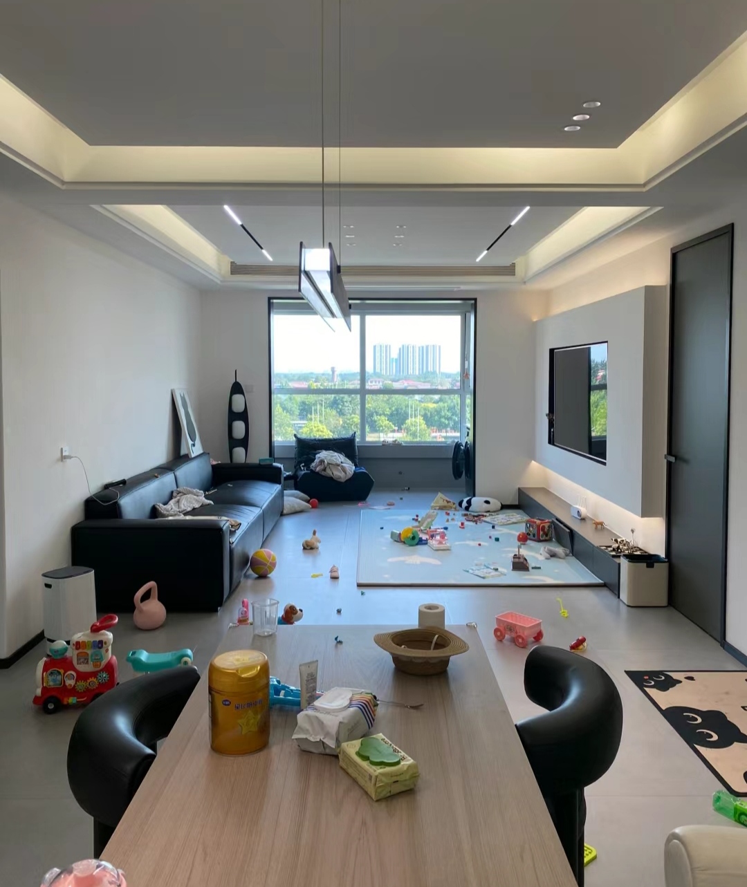 效果不好,入住后发现,什么高级极简风,只要家里有娃,全都是乱糟糟的!