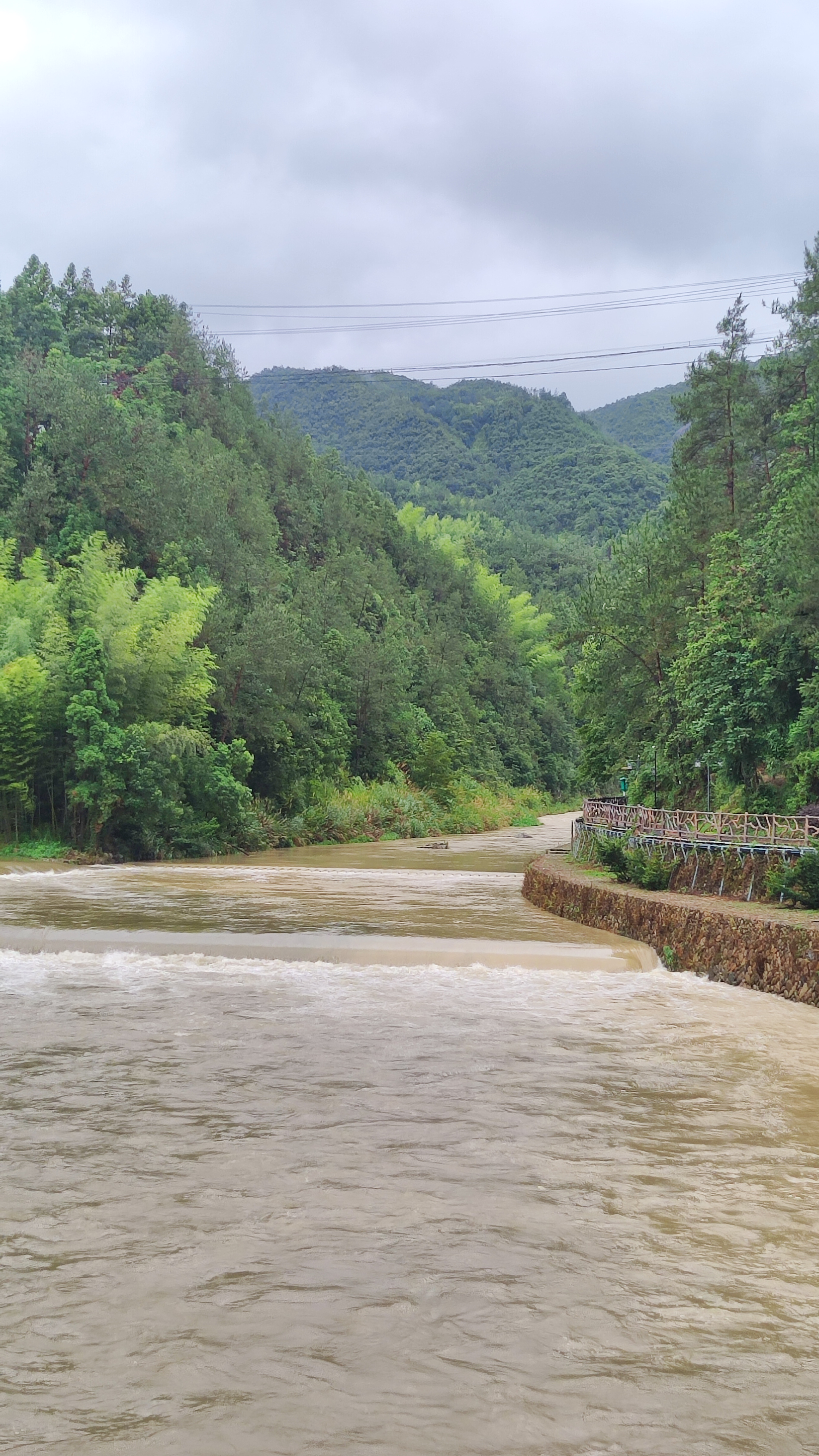 温州泰顺泗溪镇,廓桥文化园景区,由于受台风格美的影响,已经关闭景区