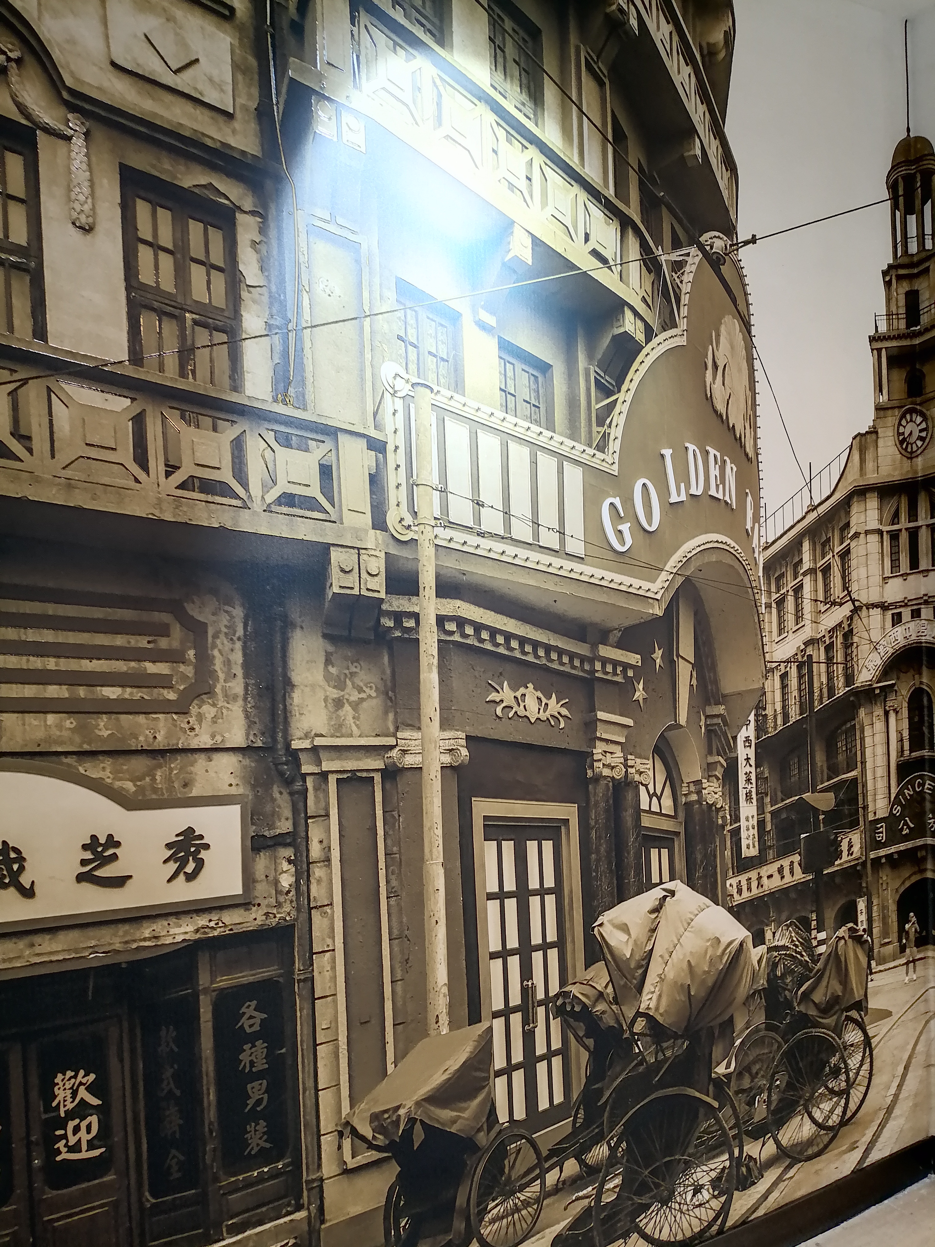 在商场中的一角,欣赏老上海的建筑以及生活,感受到那个时代大上海的