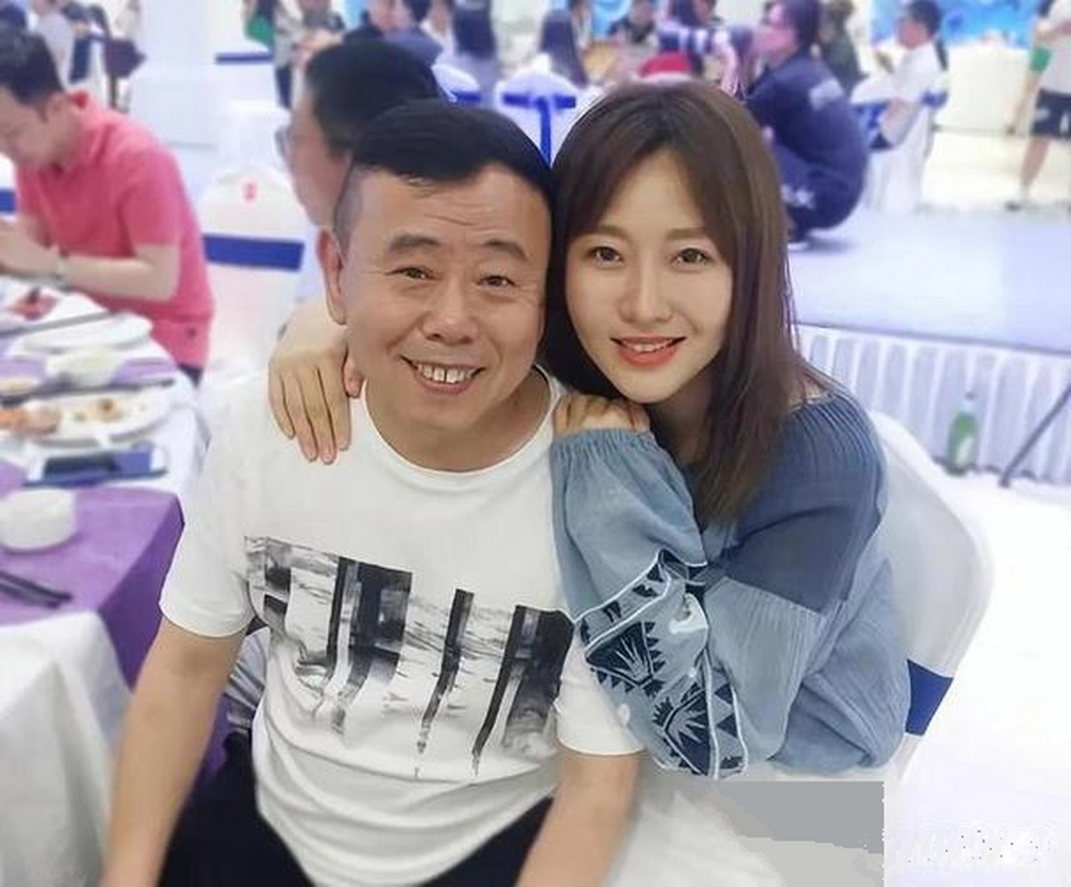 潘长江全家福上线,全家一脸喜庆,主打一个吉祥如意,尤其女儿潘阳,长得