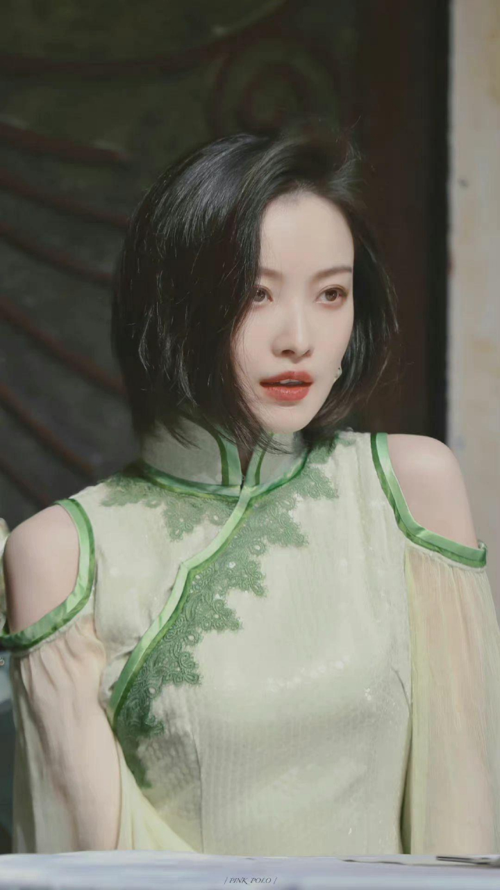 短发绿旗袍的倪妮
