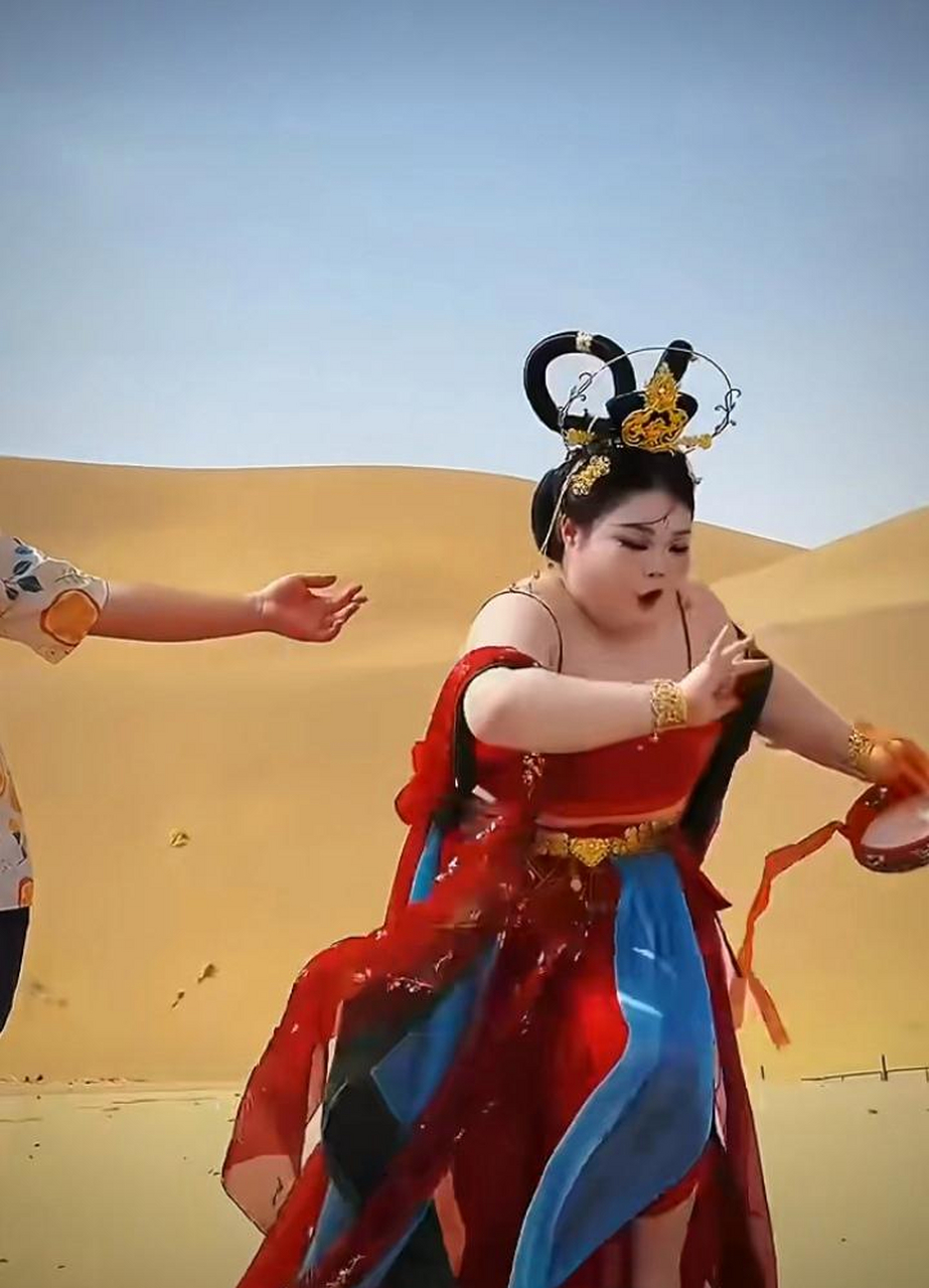 胖女孩的敦煌飞天写真