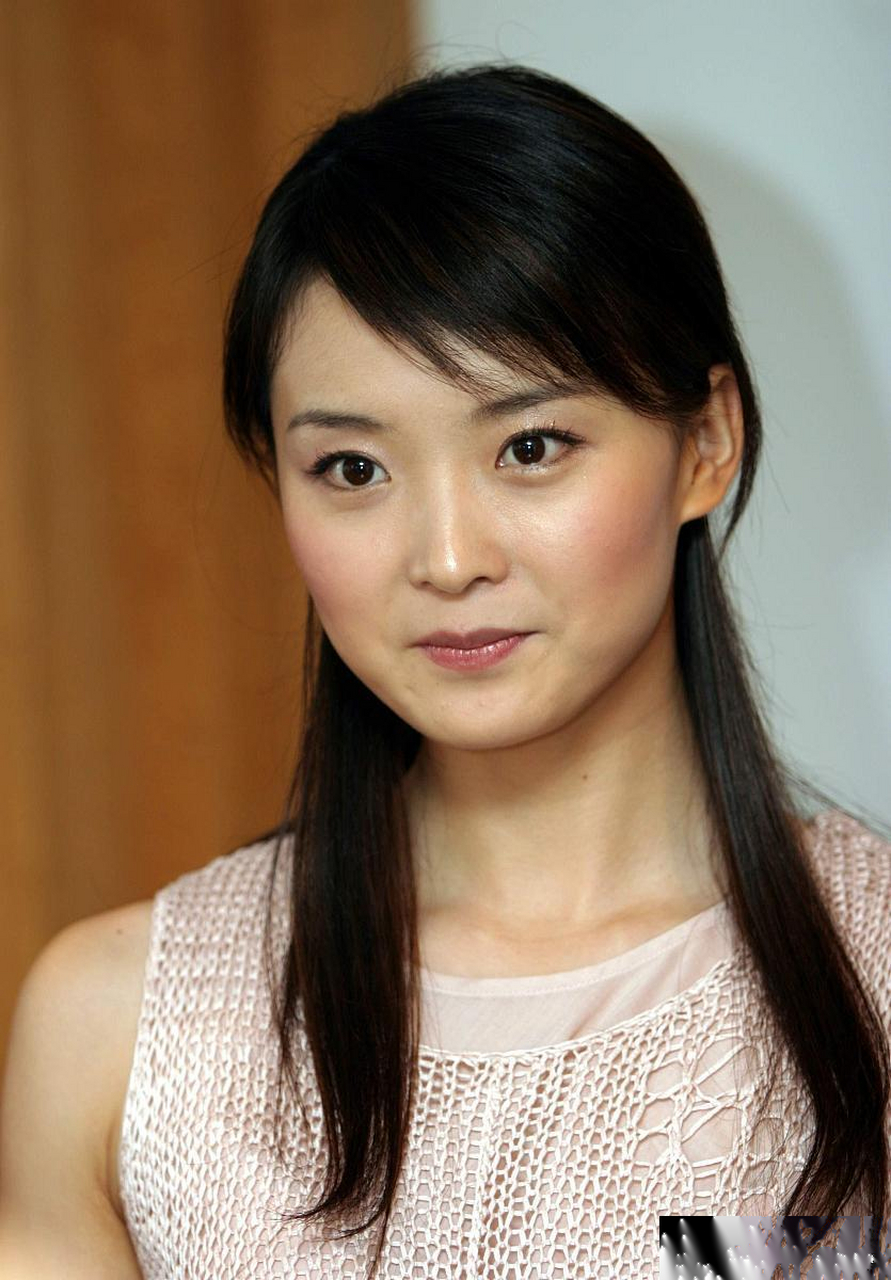 王艳年轻时就像淡雅的菊花,既清新又香