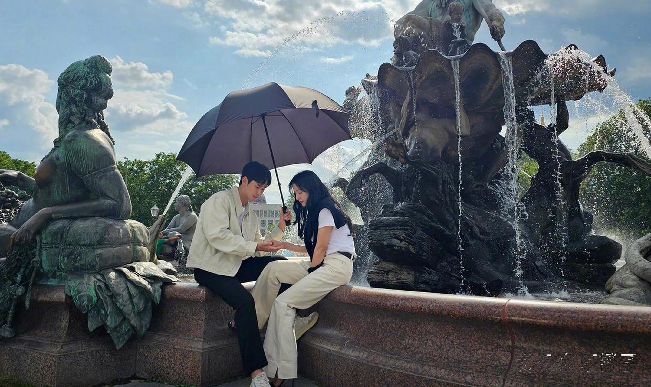 《眼泪女王》里的金秀贤与金智媛,在德国约会合照,这个姿势十分甜蜜