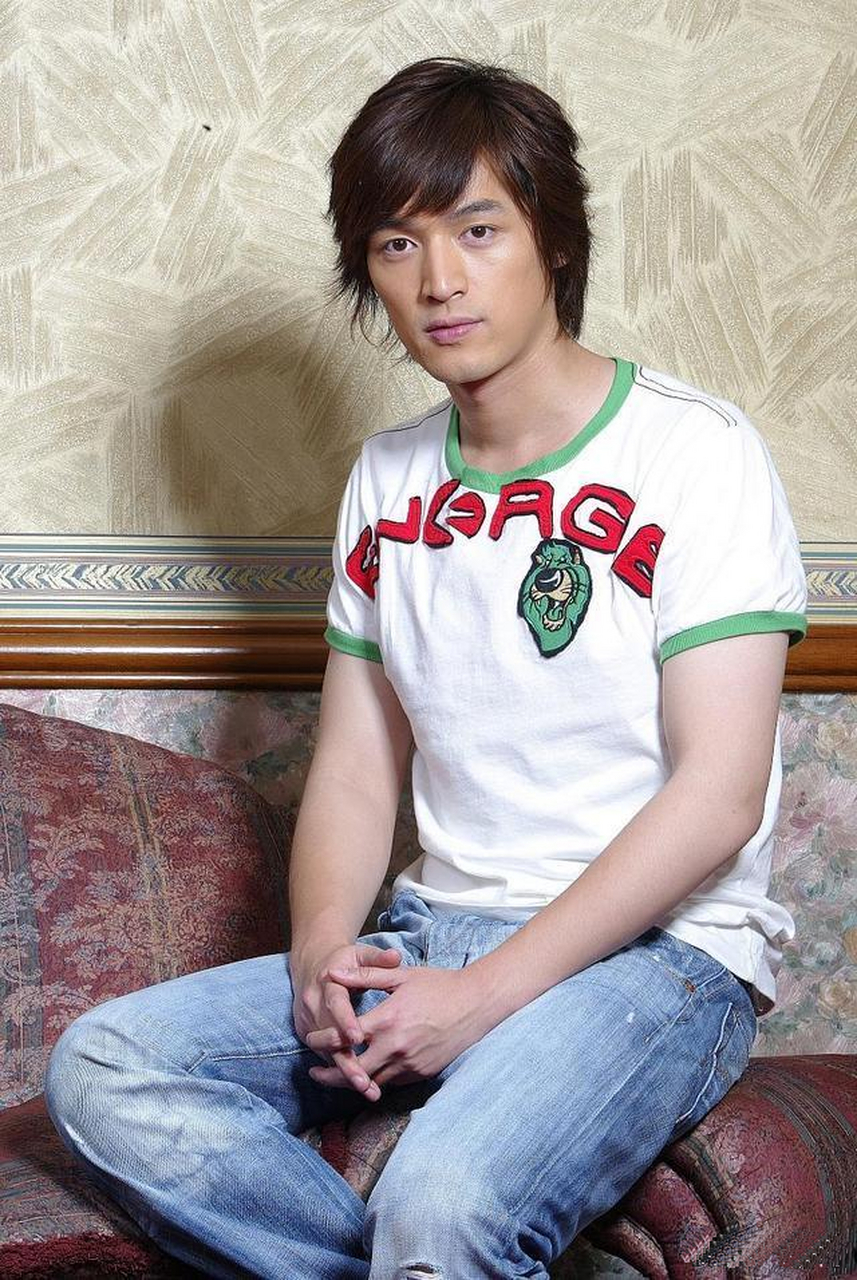 看到胡歌年轻时候的素颜照时感觉他超普通嘛,简直不敢相信这是当年