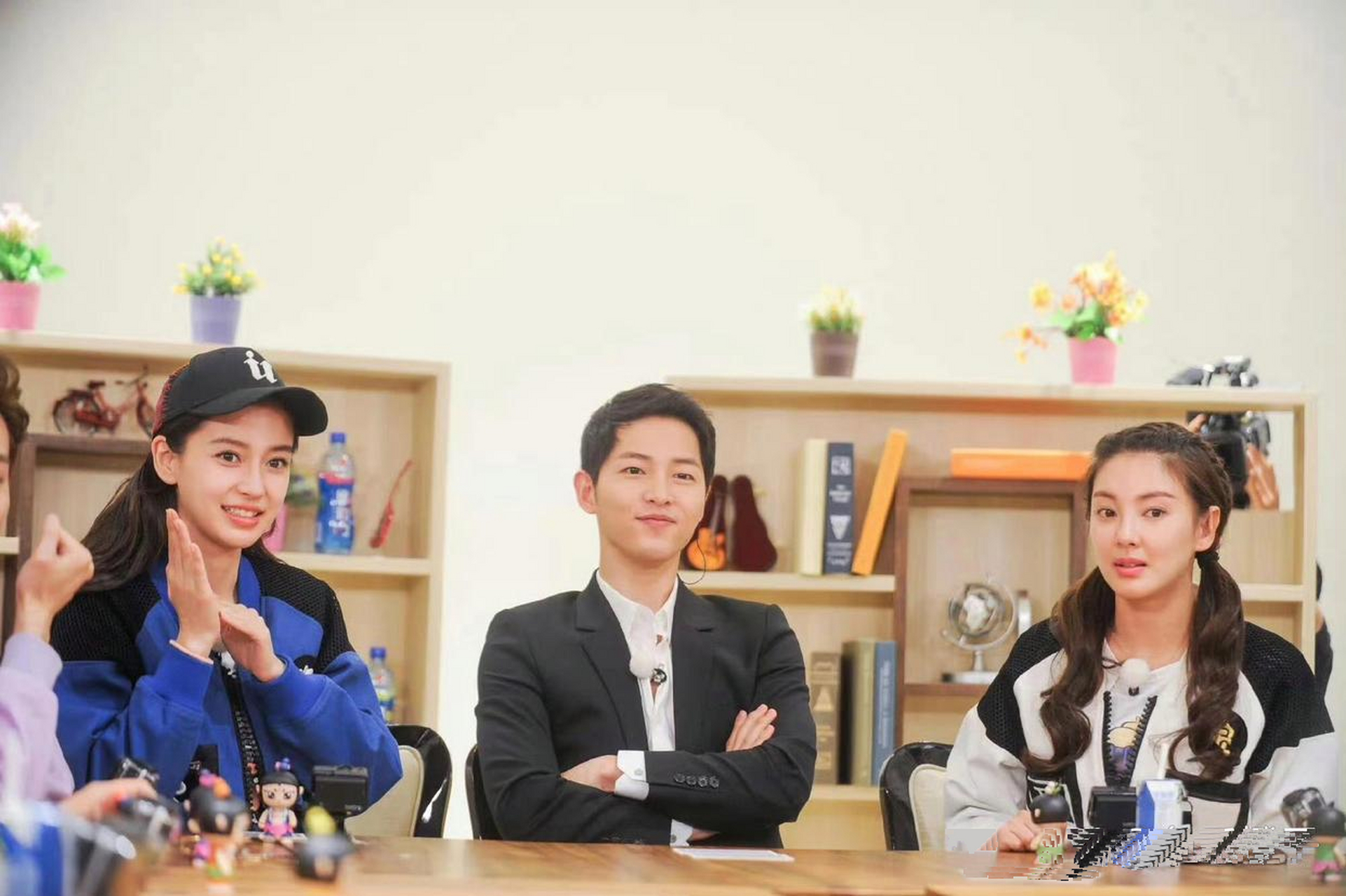 宋仲基现身跑男,张雨绮脸红,杨颖瞬间就不知所措,成了小迷妹!