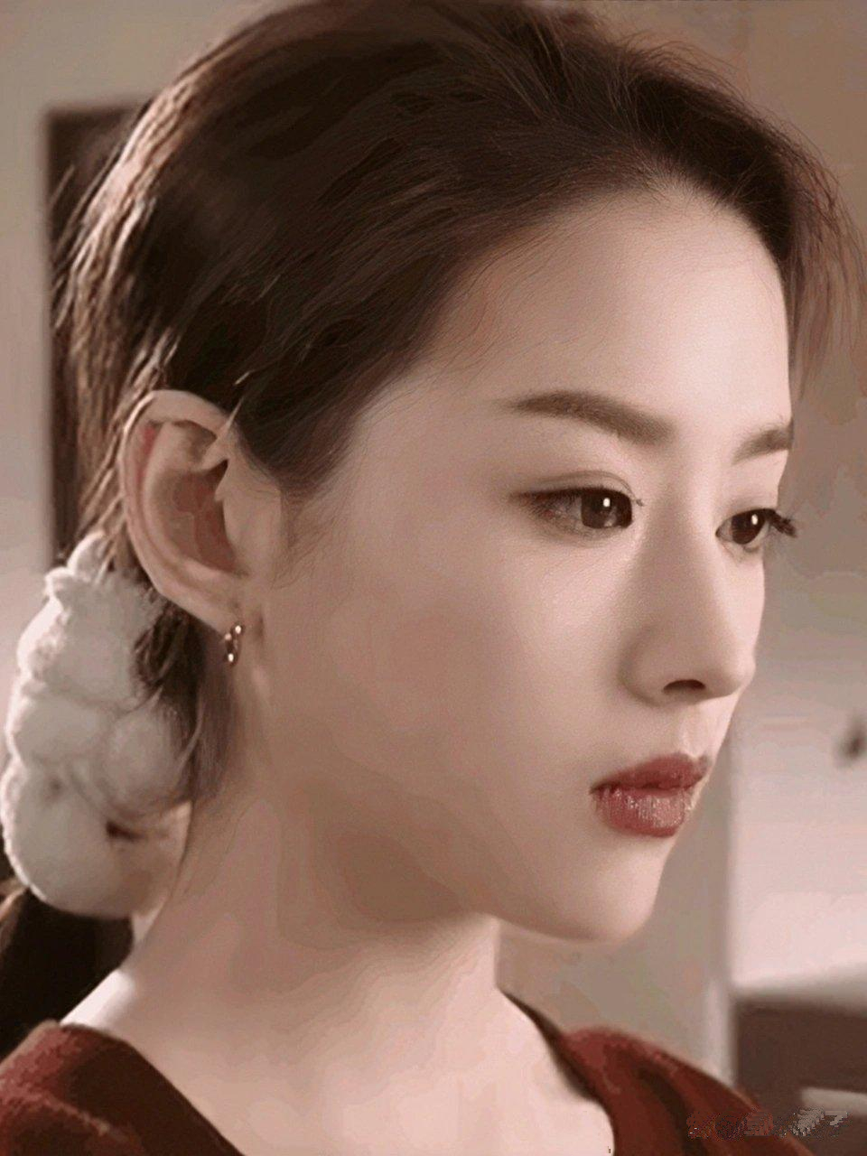 董洁侧颜确实很惊艳,五官精致唯美,身材匀称有料,让人赏心悦目.