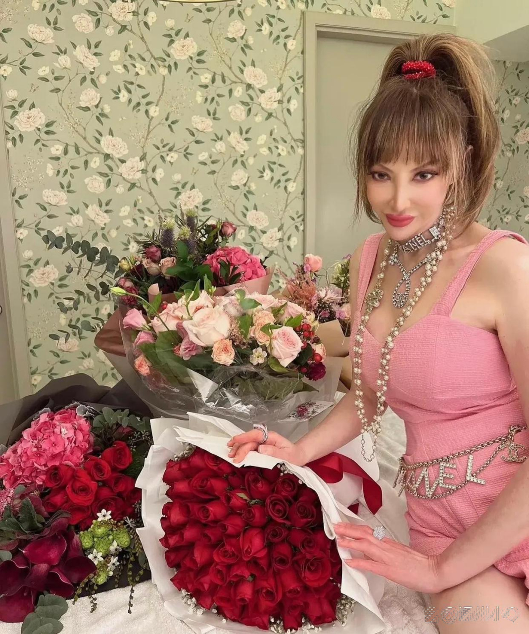 59岁的香港名媛名媛薛芷伦,脸上满满的高科技痕迹.