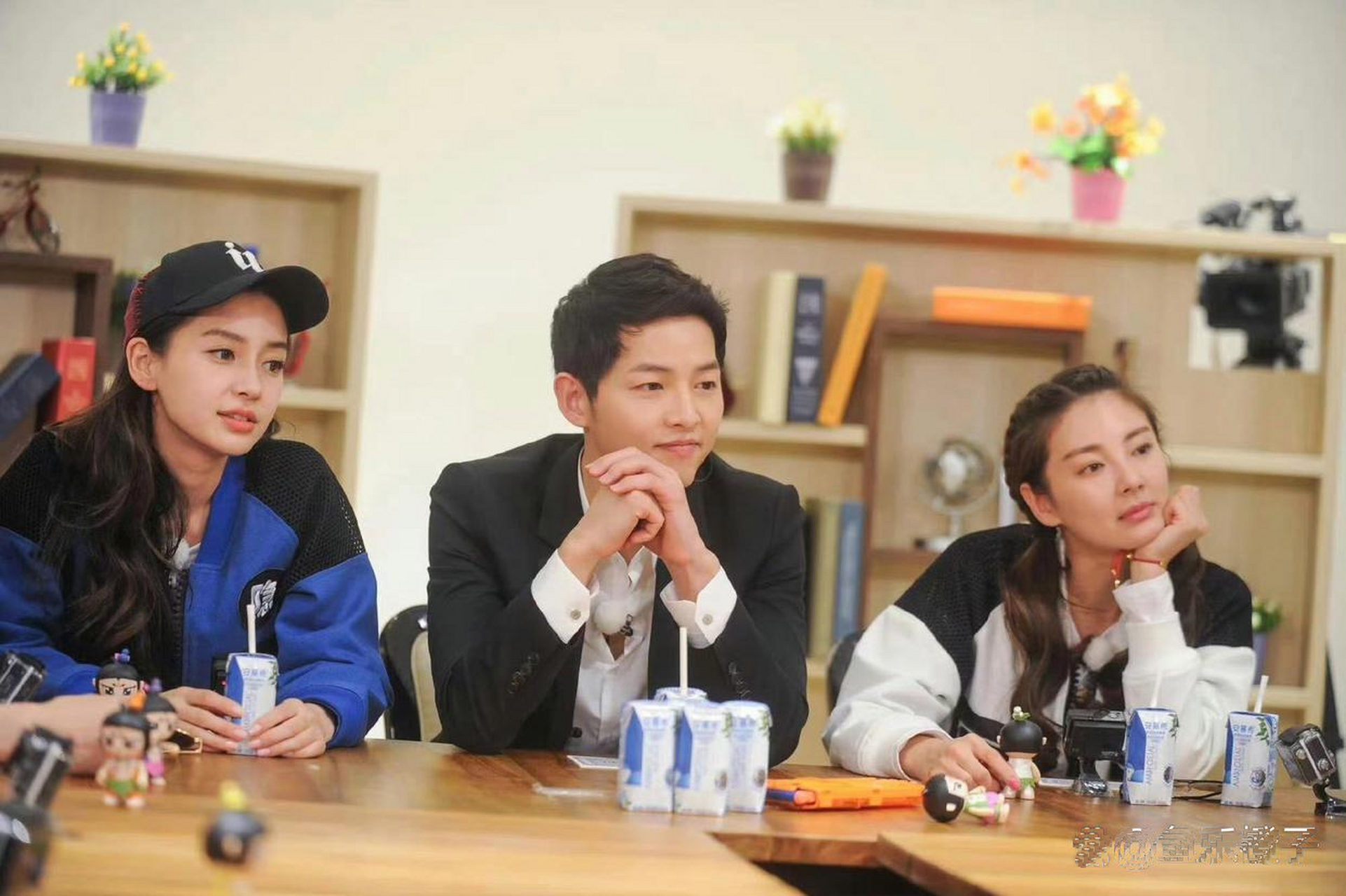 宋仲基现身跑男,张雨绮脸红,杨颖瞬间就不知所措,成了小迷妹!