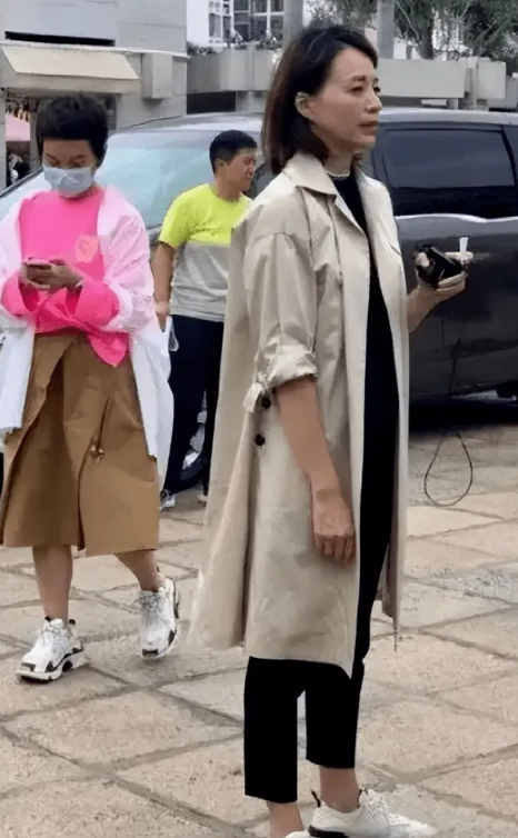 董卿无修生图流出,身着米色风衣打扮低调出外景,但气质依旧温柔