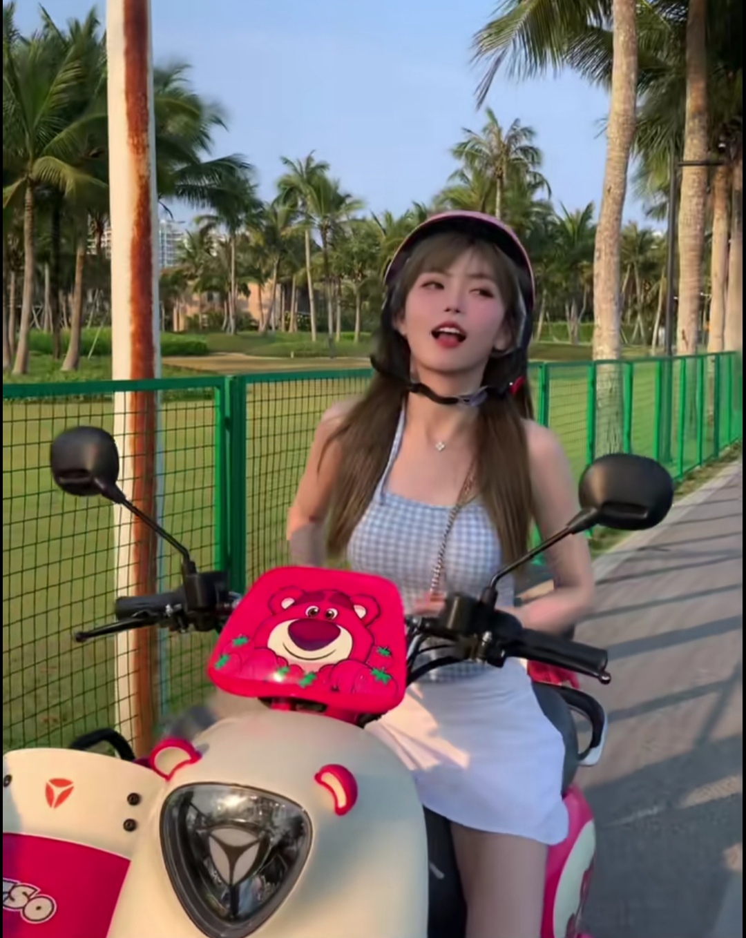 周淑怡直播哭穷,说自己没车了,网友:开宾利,立穷人人设?