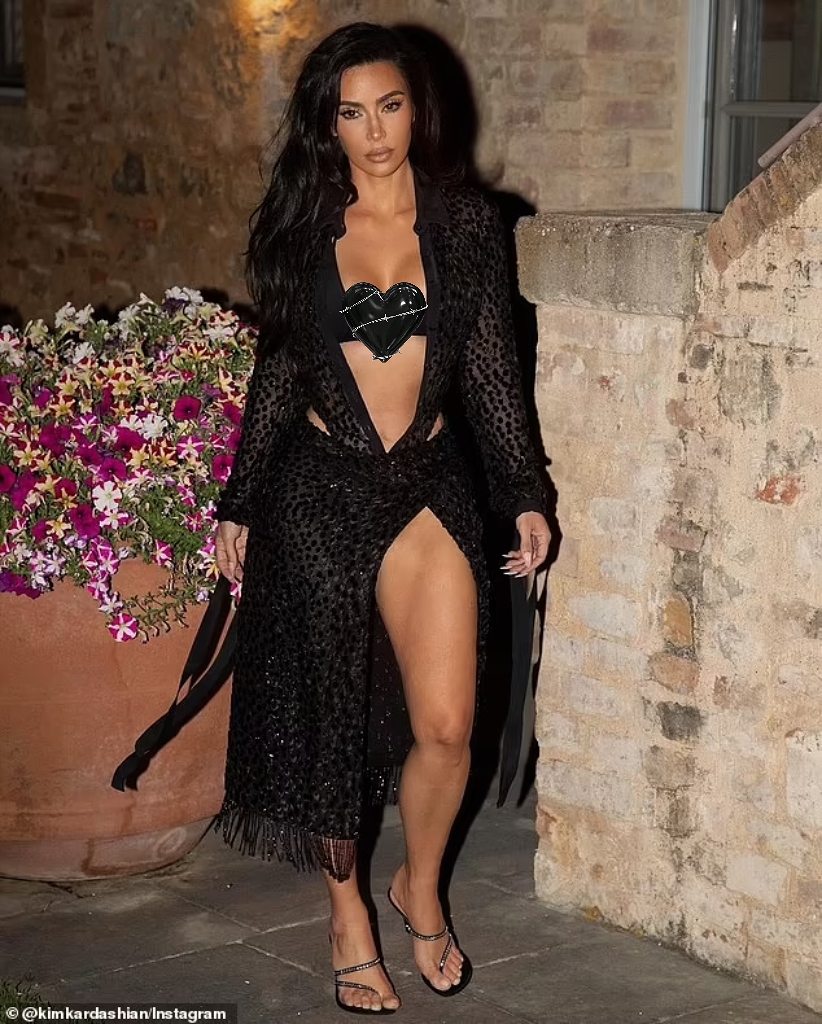 金卡戴珊晒意大利最新照,两件套泳衣配曲线,看起来一丝不挂!