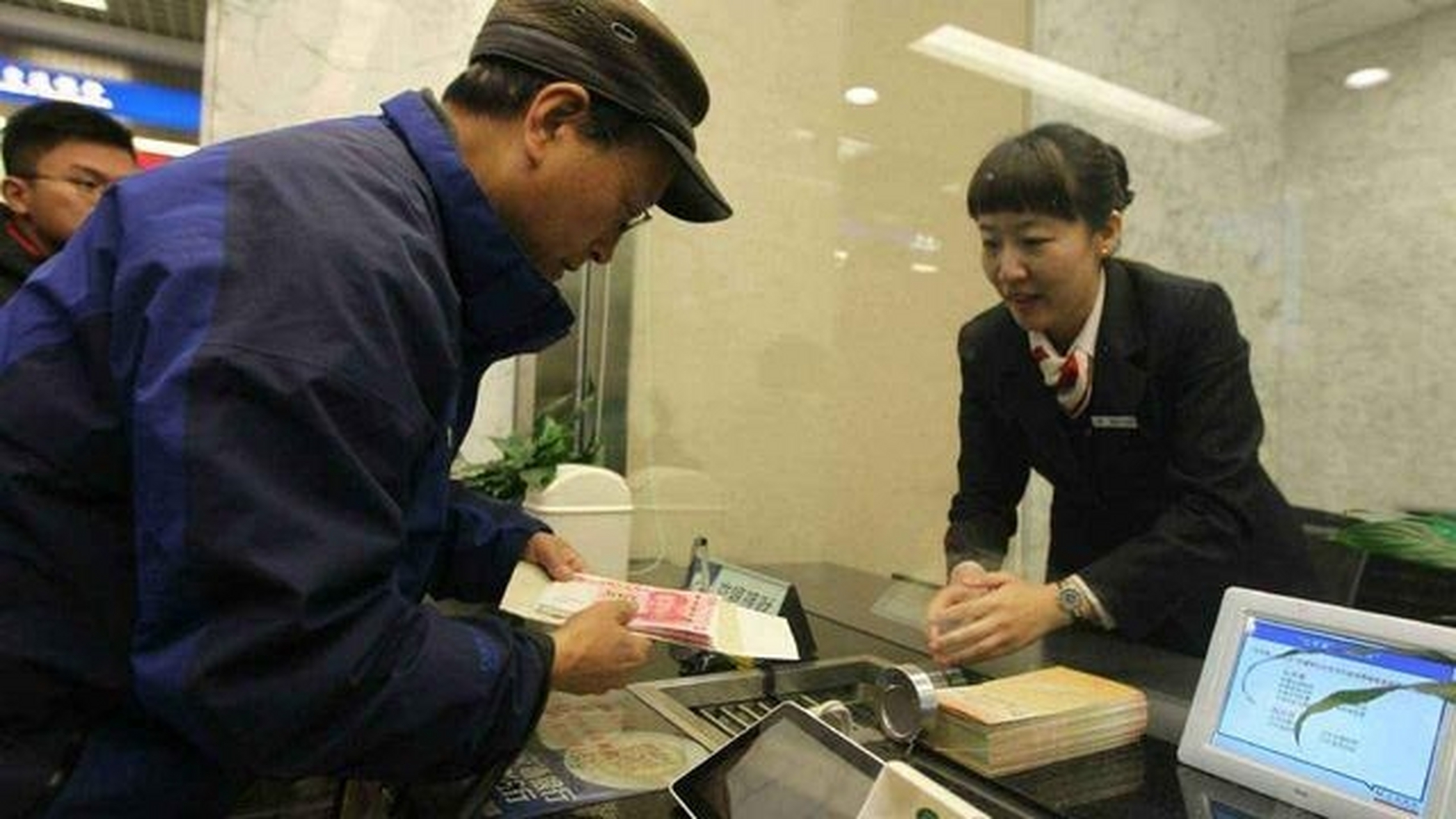 "银行遇难题,19岁小伙取大额现金,拒答用途,引发隐私与合规辩论.
