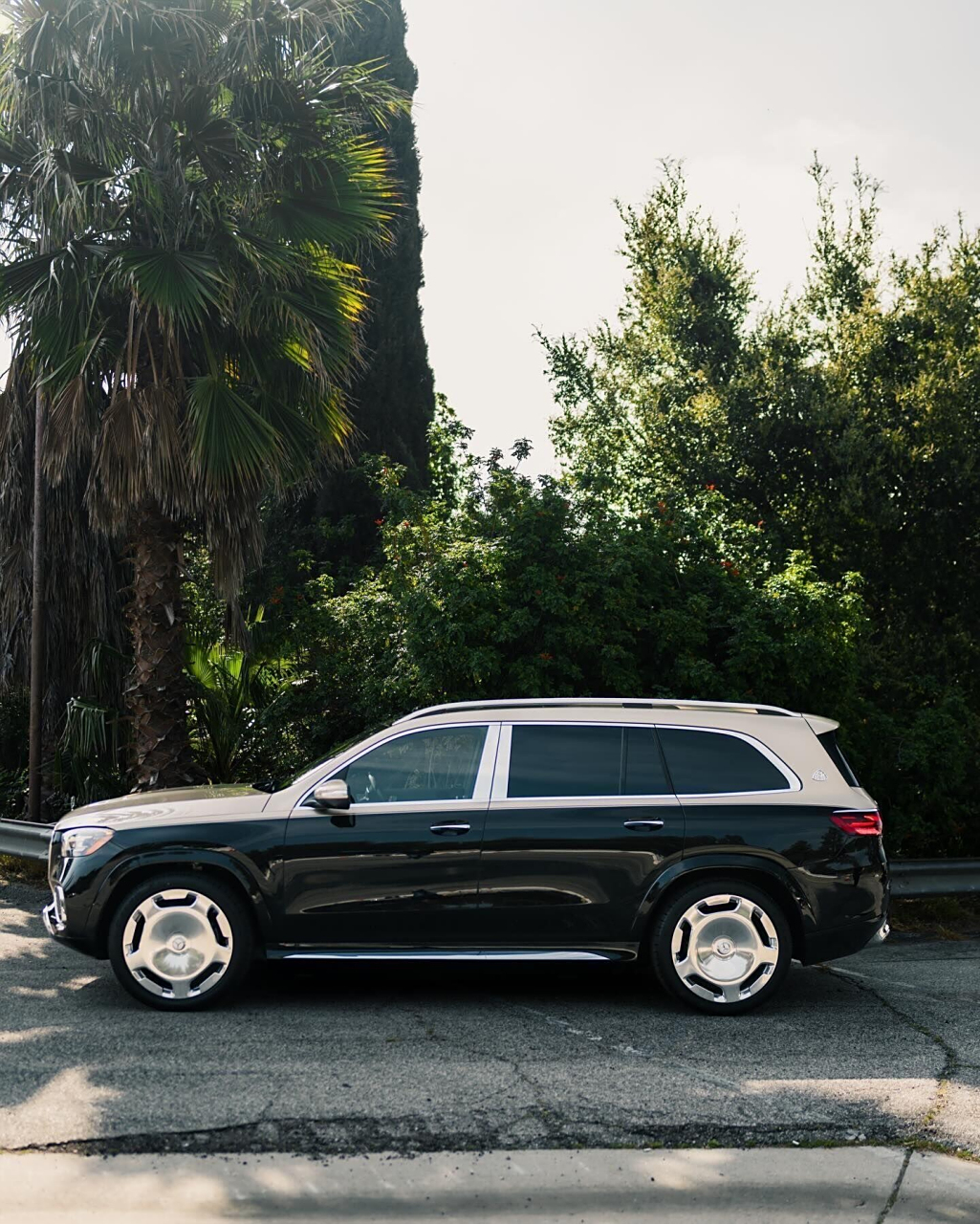 原厂双拼色的迈巴赫gls600,搭配新款大饼轮毂,无论是外观还是内饰豪华