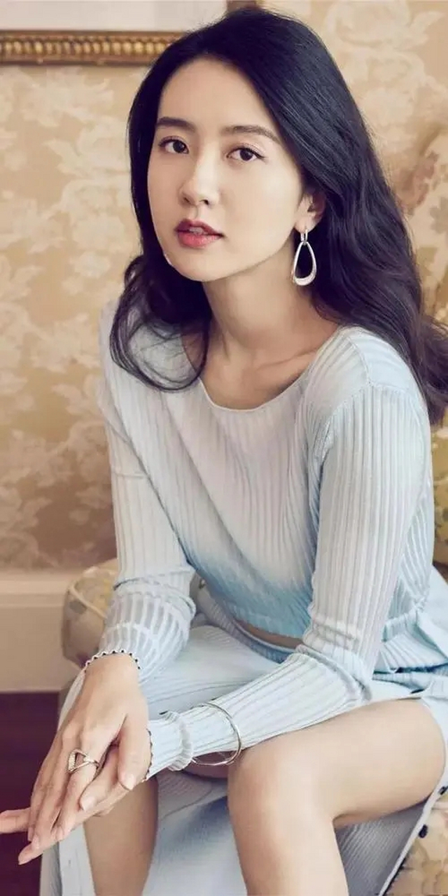 从古装剧的温婉佳人到现代剧的独立女性,许龄月总能以其独特的魅力,将