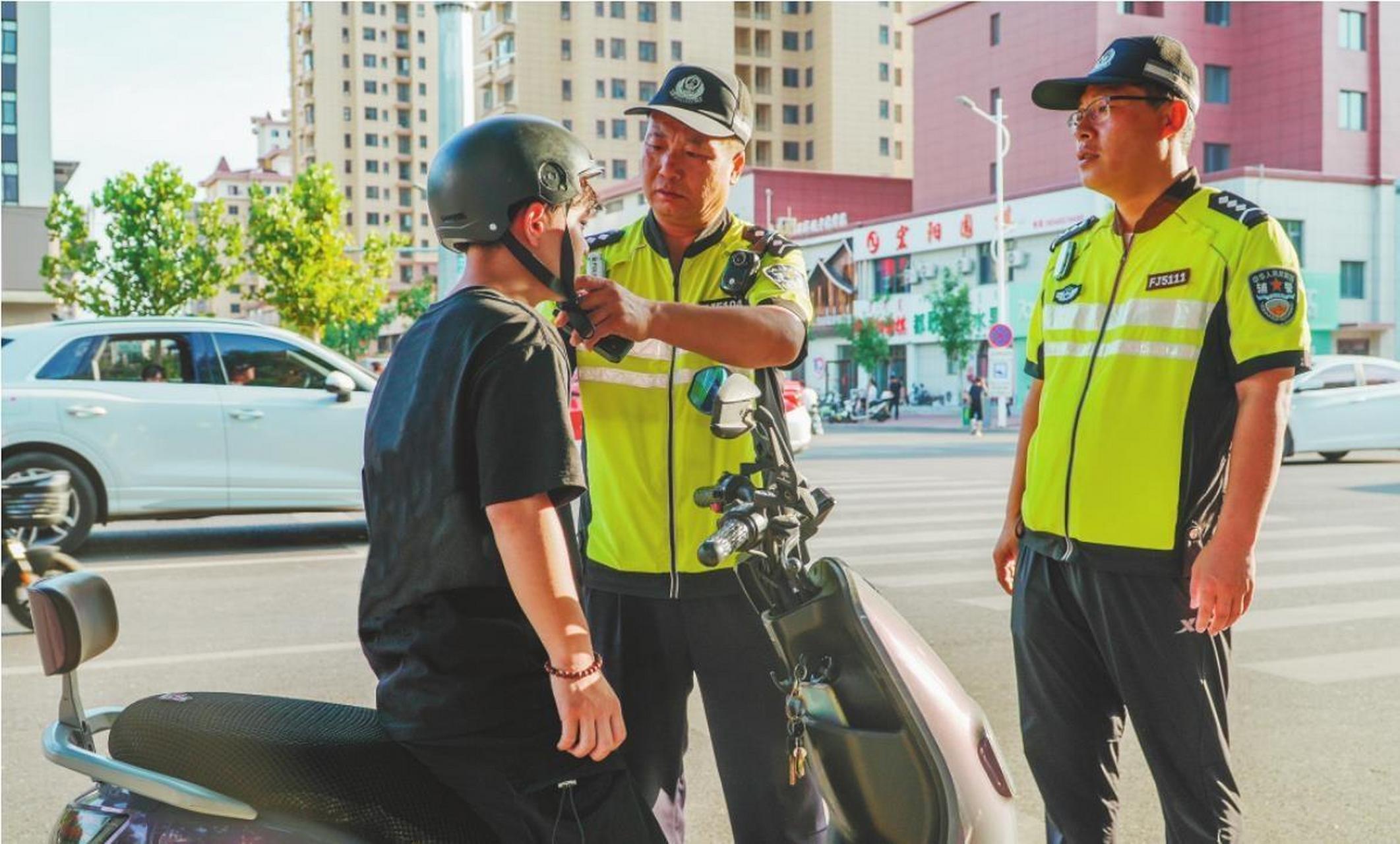 【集中整治保平安】 近日,喀喇沁左翼蒙古族自治县公安局交警大队,巡