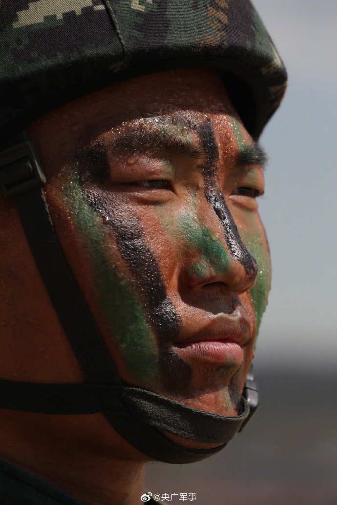 戳↓↓炎炎夏日,看武警官兵挥汗如雨,苦练本领!为人民军队点赞!