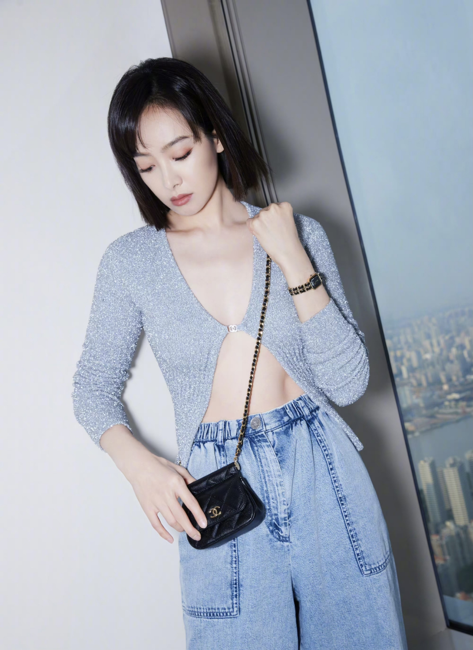 女星宋茜真敢,穿针织衫都不穿打底.