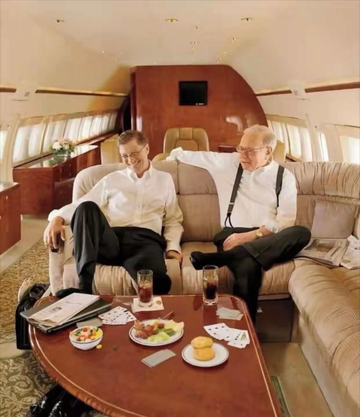有钱人的生活不过如此,比尔盖茨和巴菲特竟然在公务机上喝下午茶,看来