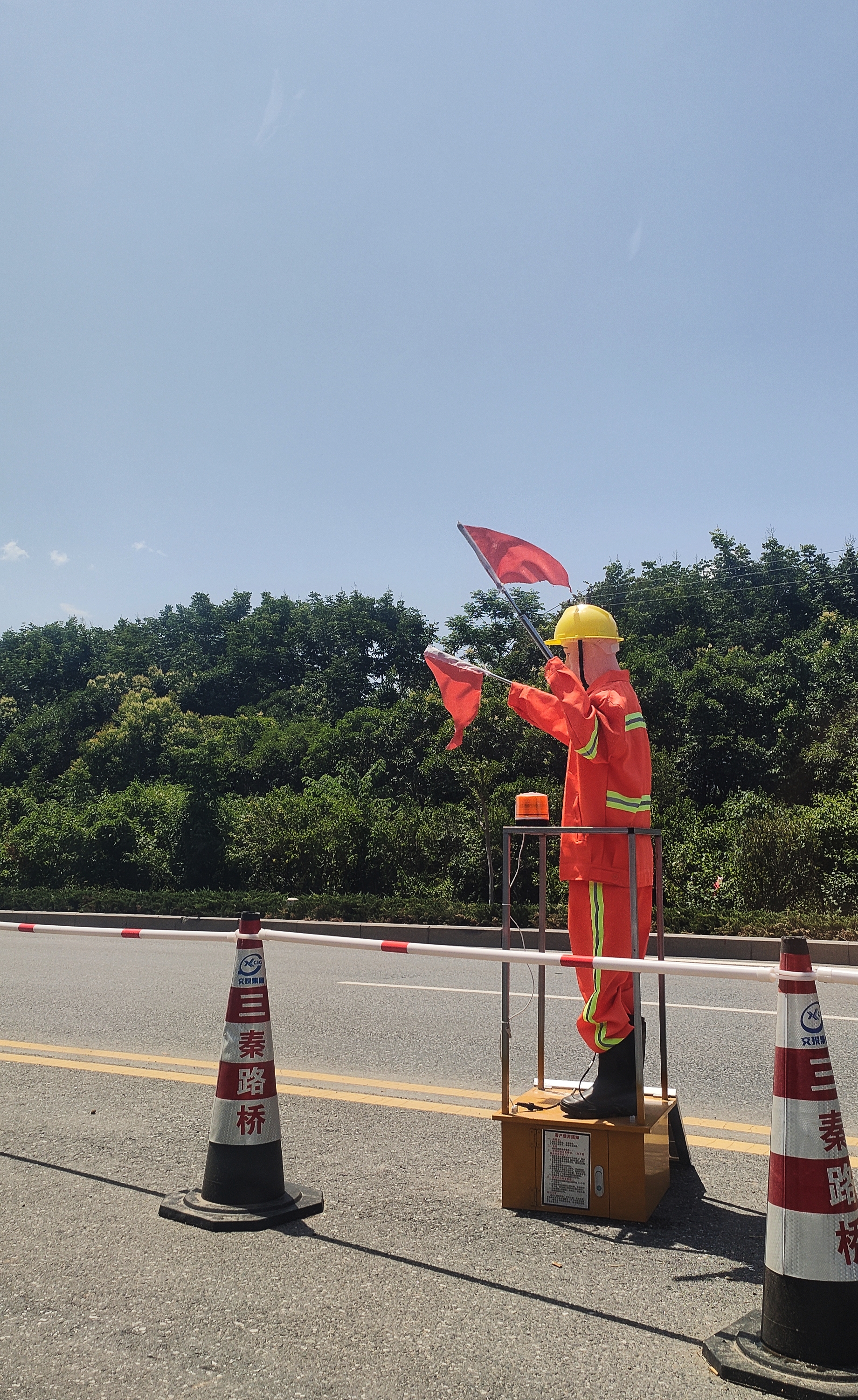 安全红旗手修路自动摇旗前方道路施工手势高速摇旗人员施工举旗图片