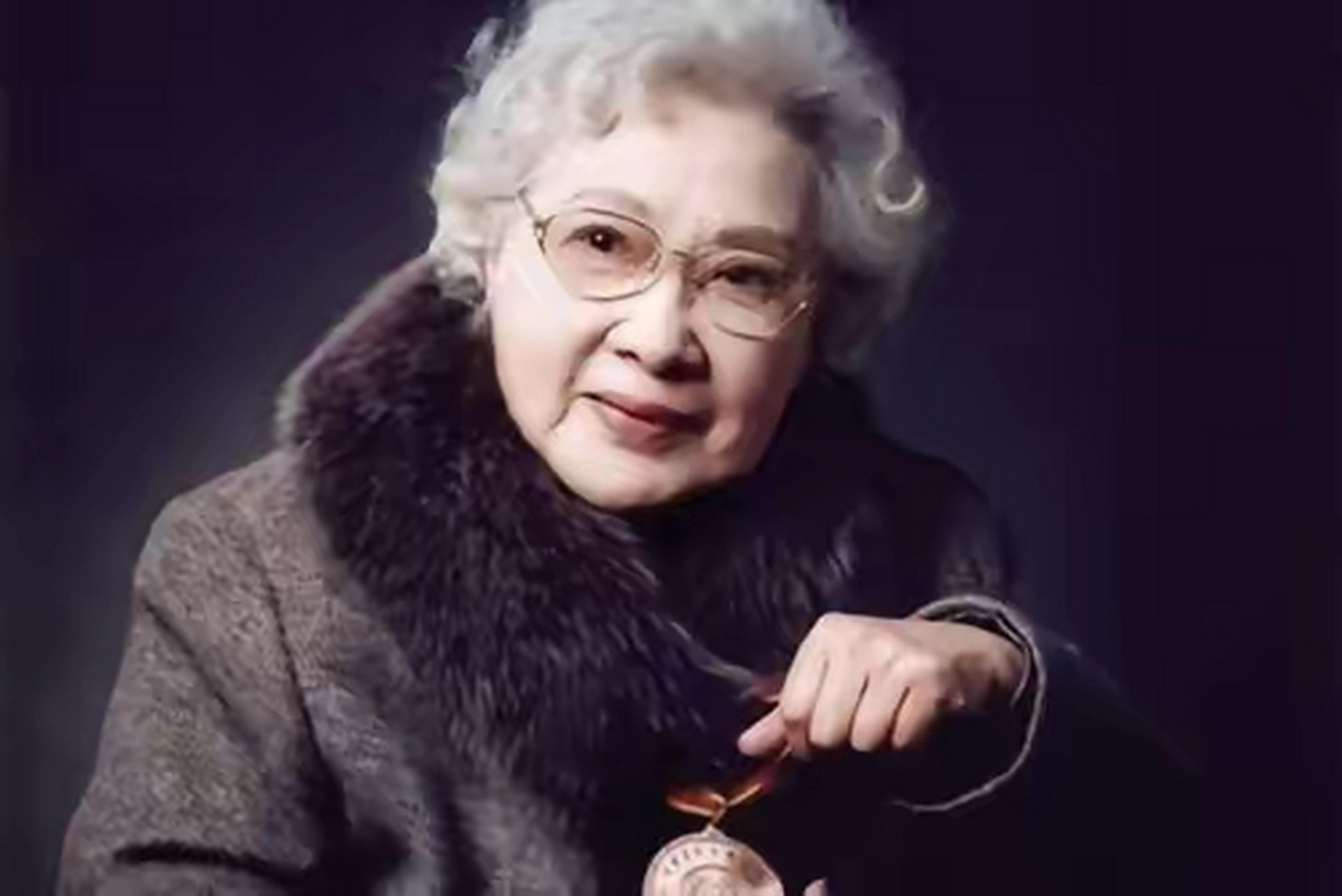 99岁的抗癌明星秦怡真的美了一辈子,这位百岁老人拥有一头漂亮的银发