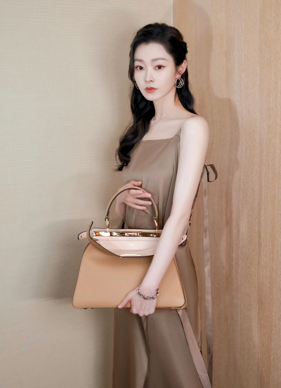 宋轶,吊带长裙搭配高跟拖鞋,优雅清新!