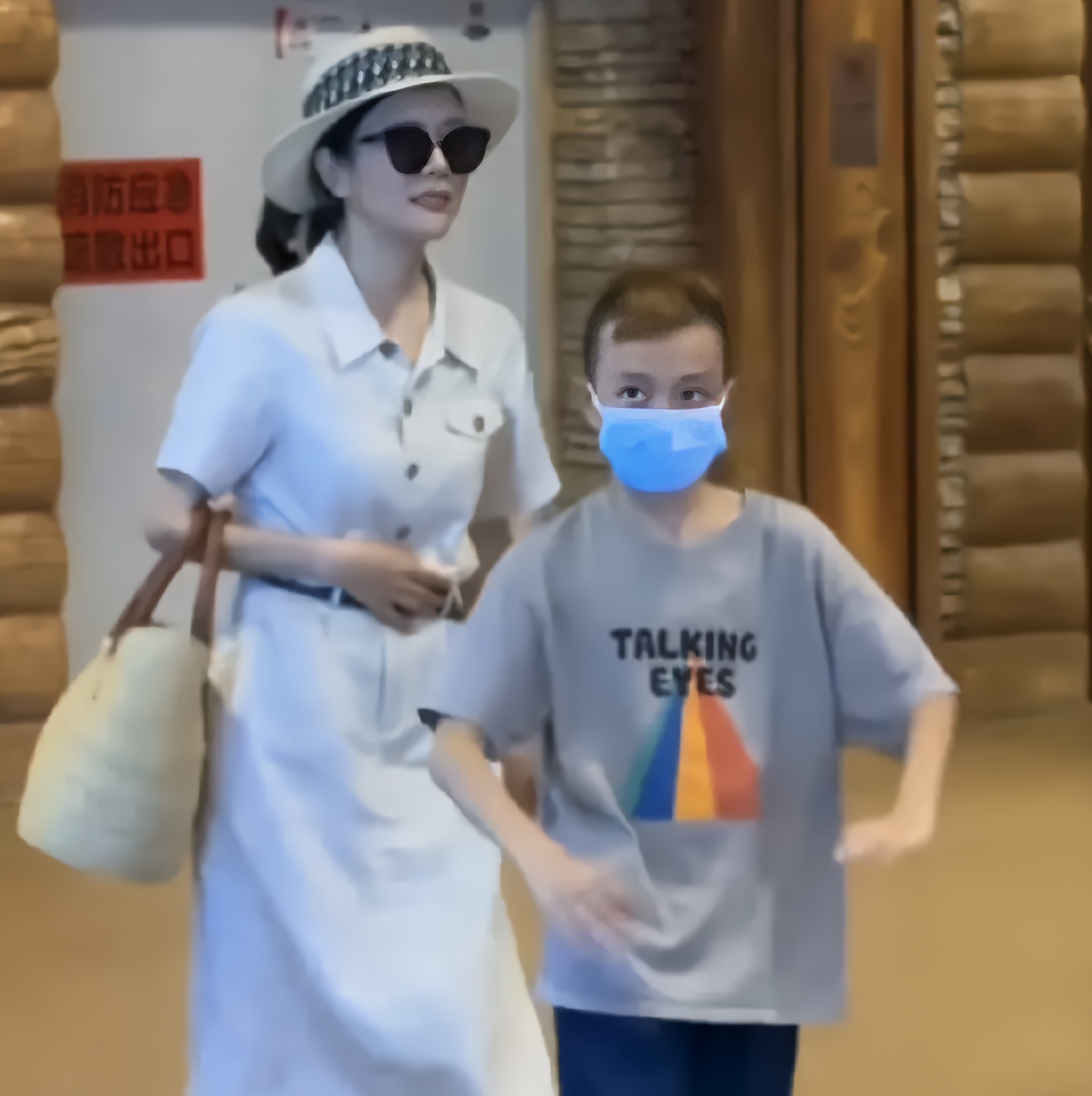 7 月 26 日有网友偶然碰到许久未曾现身的汪涵老婆杨乐乐带着 9 岁的