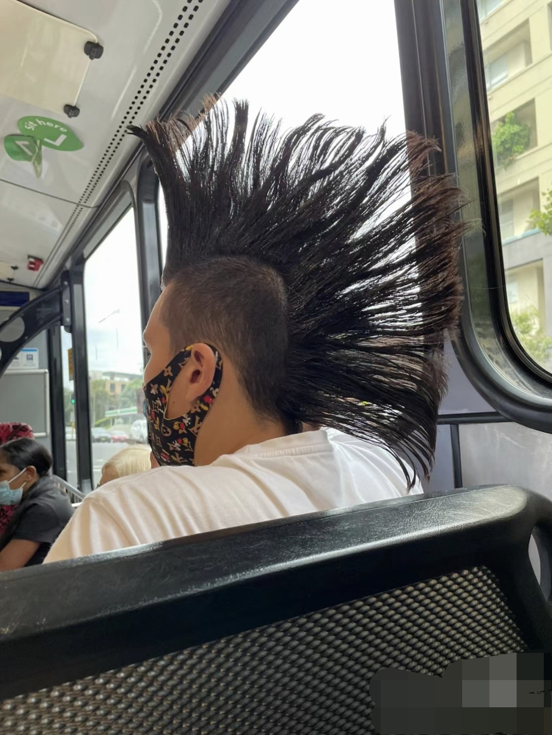 他留着夸张的莫西干发型,黑色的头发高耸如山峰,展现出一种另类的时尚