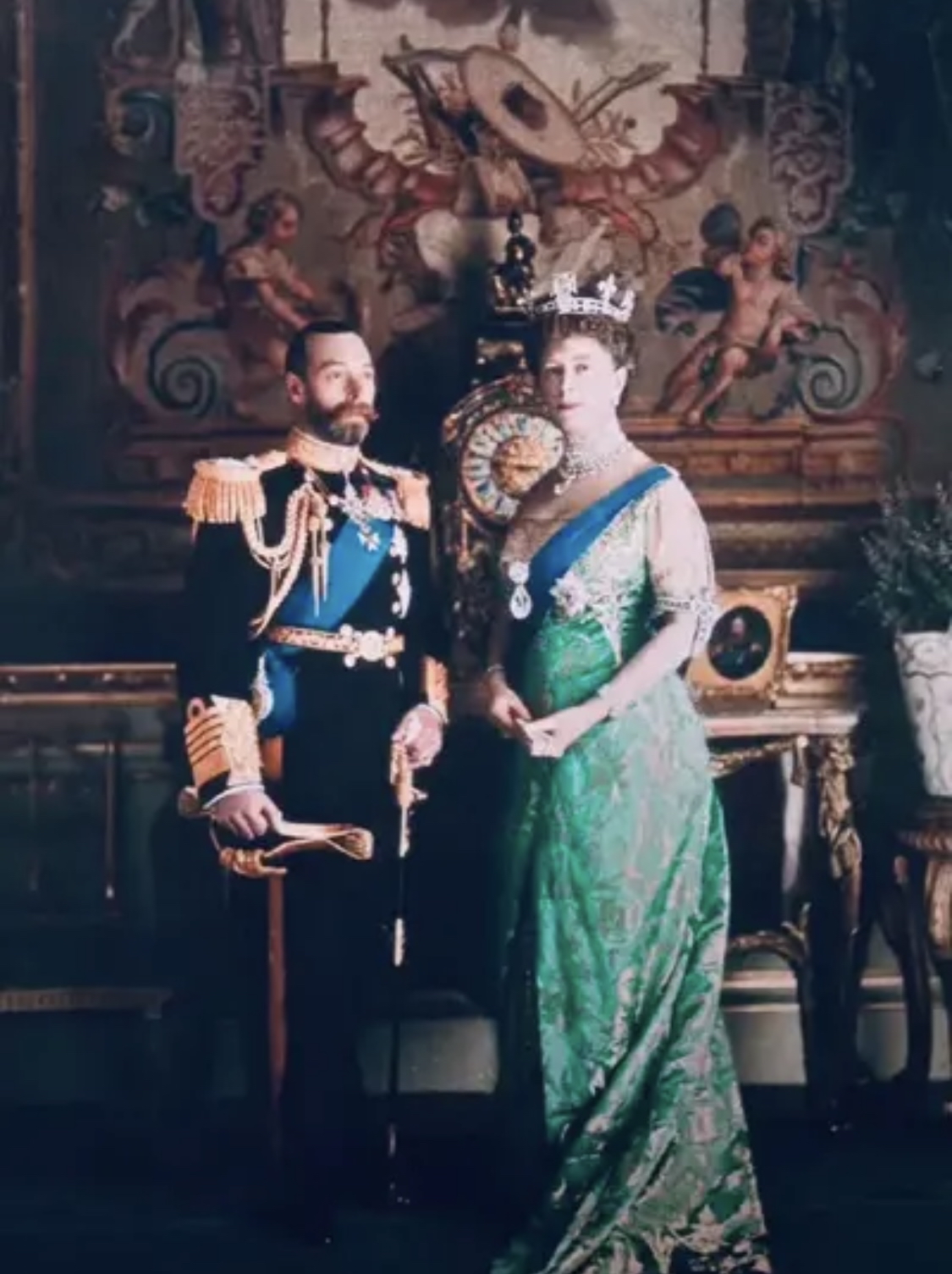 1911年英国乔治五世国王和玛丽王后与他们的长子威尔士亲王,爱德华