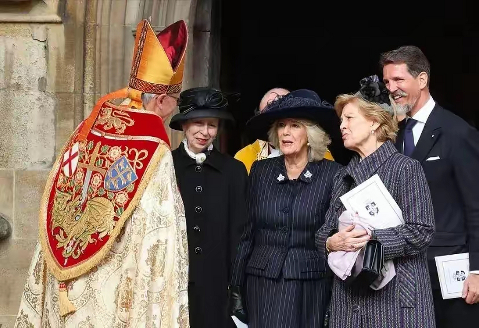 还与卡米拉前夫牵扯不清 卡米拉的前夫安德鲁,是安妮公主的初恋男友