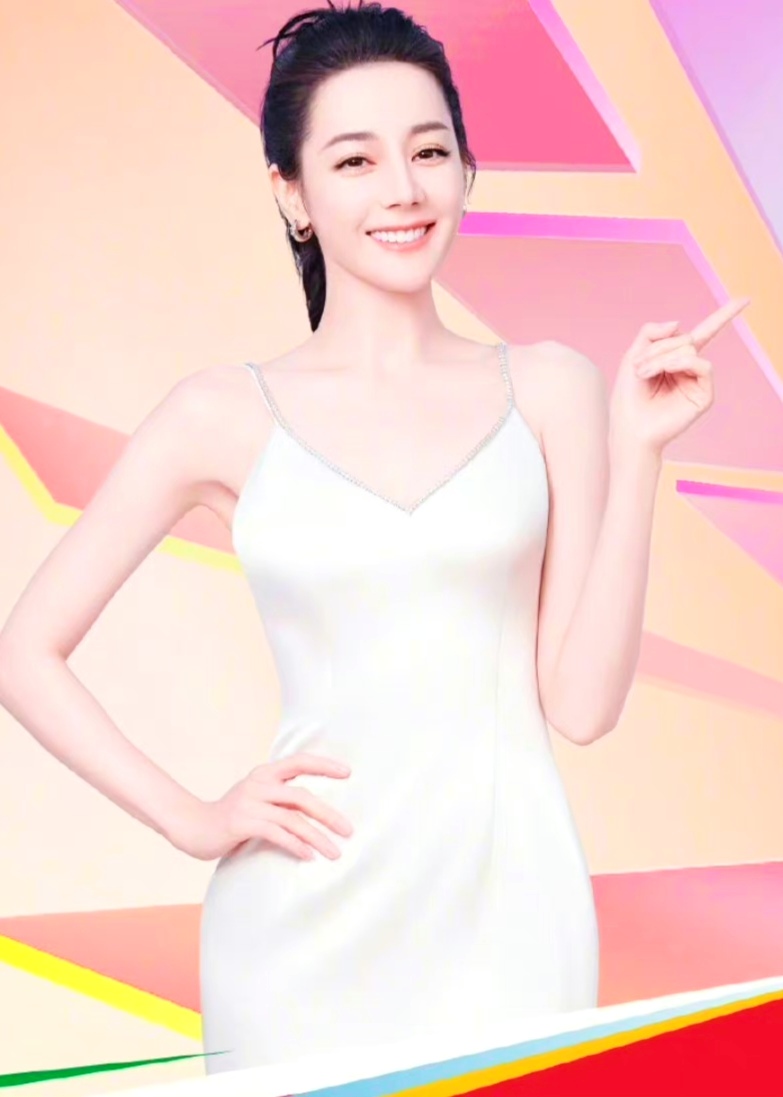 亲爱的女士们,看过迪丽热巴穿深v吊带裙了吗?