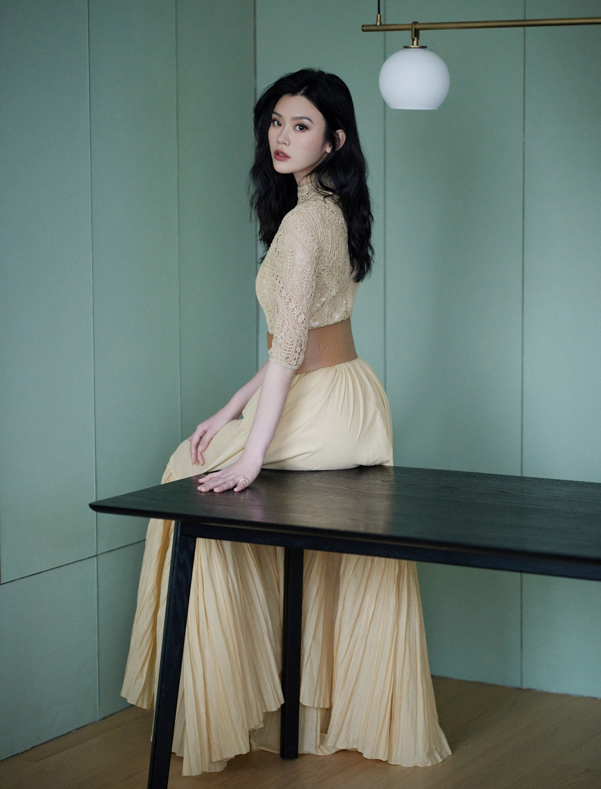 奚梦瑶蕾丝刺绣长裙写真大赏,收腰设计勾勒曼妙曲线,尽显高雅风范