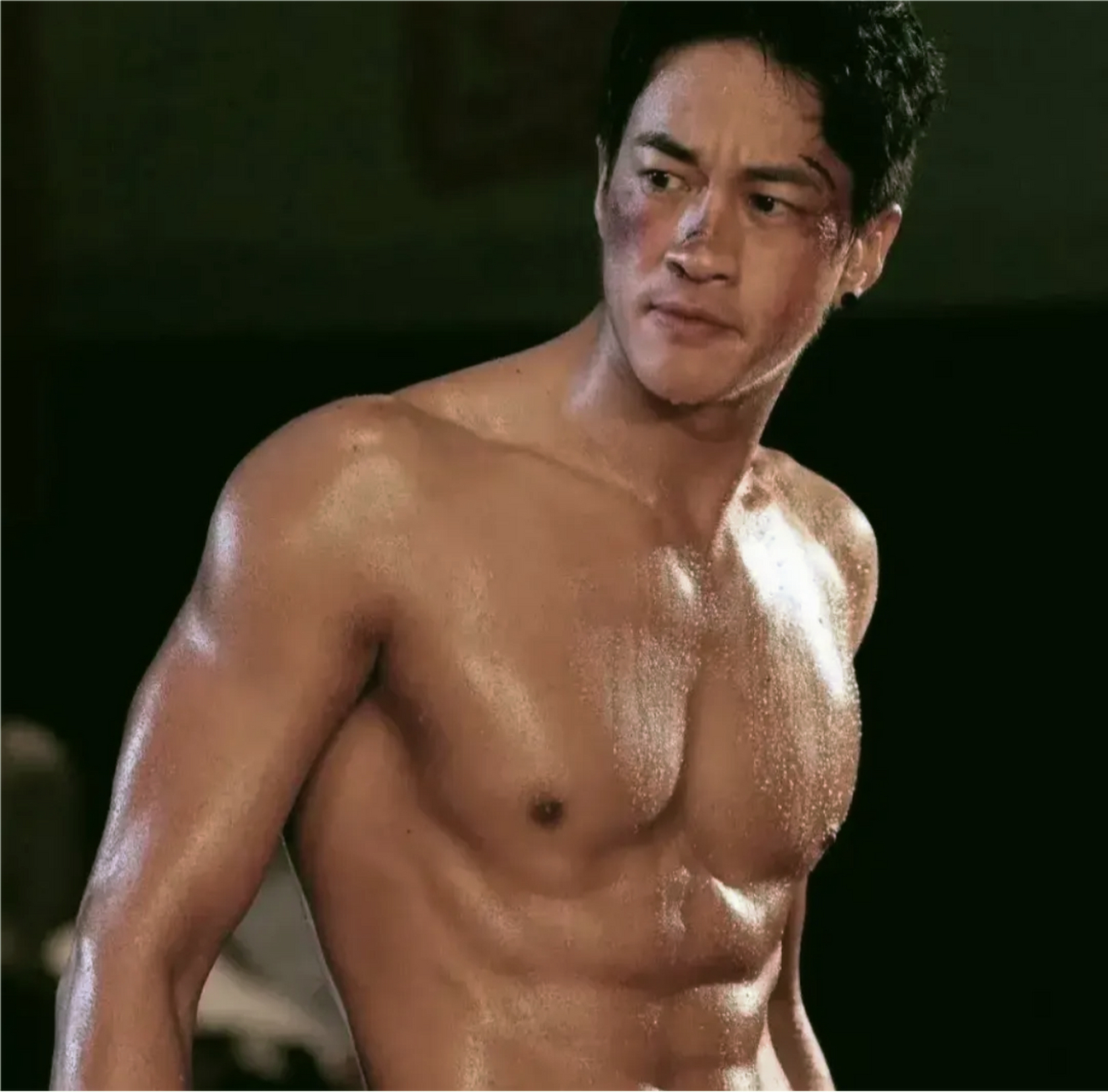 行走的荷尔蒙!48岁何润东身材依旧保持得很好,原来健身真的很上瘾.