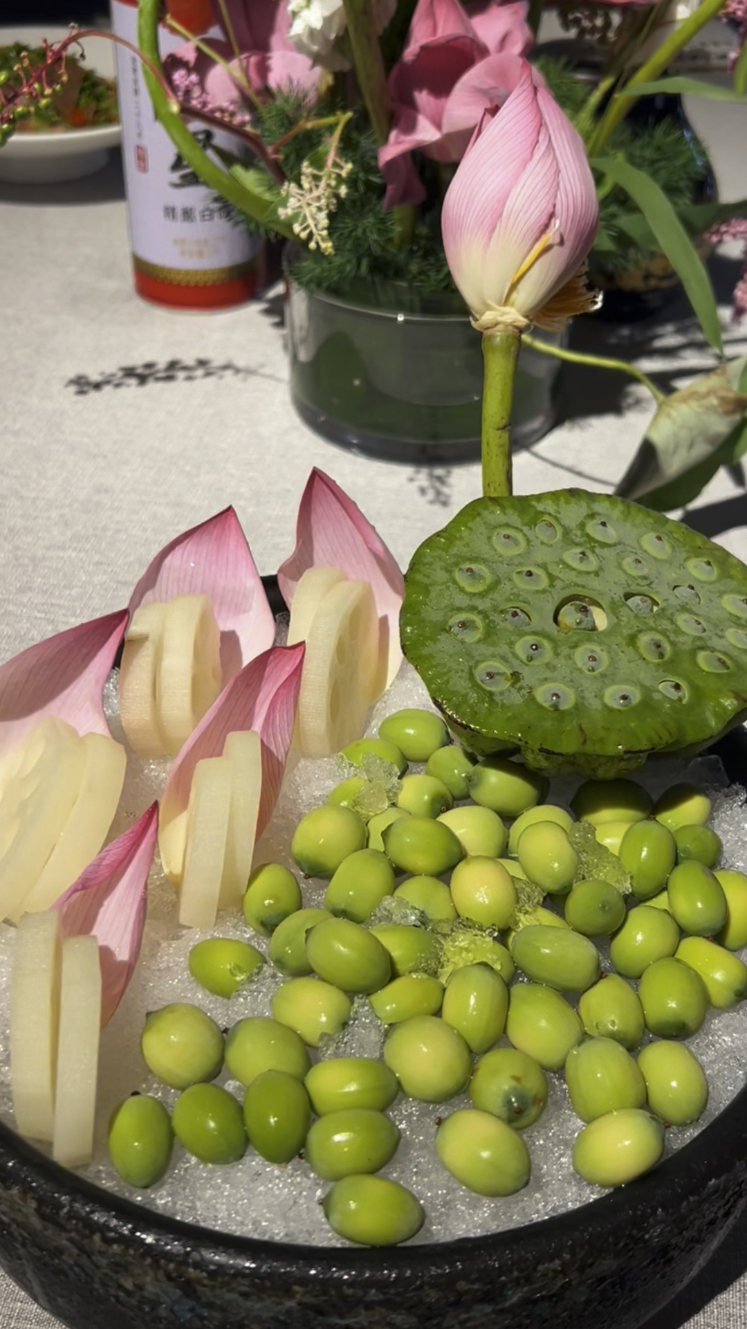 夏天在池塘边,吃着莲子,莲藕,欣赏着荷花,阿庄新豫菜太美了吧