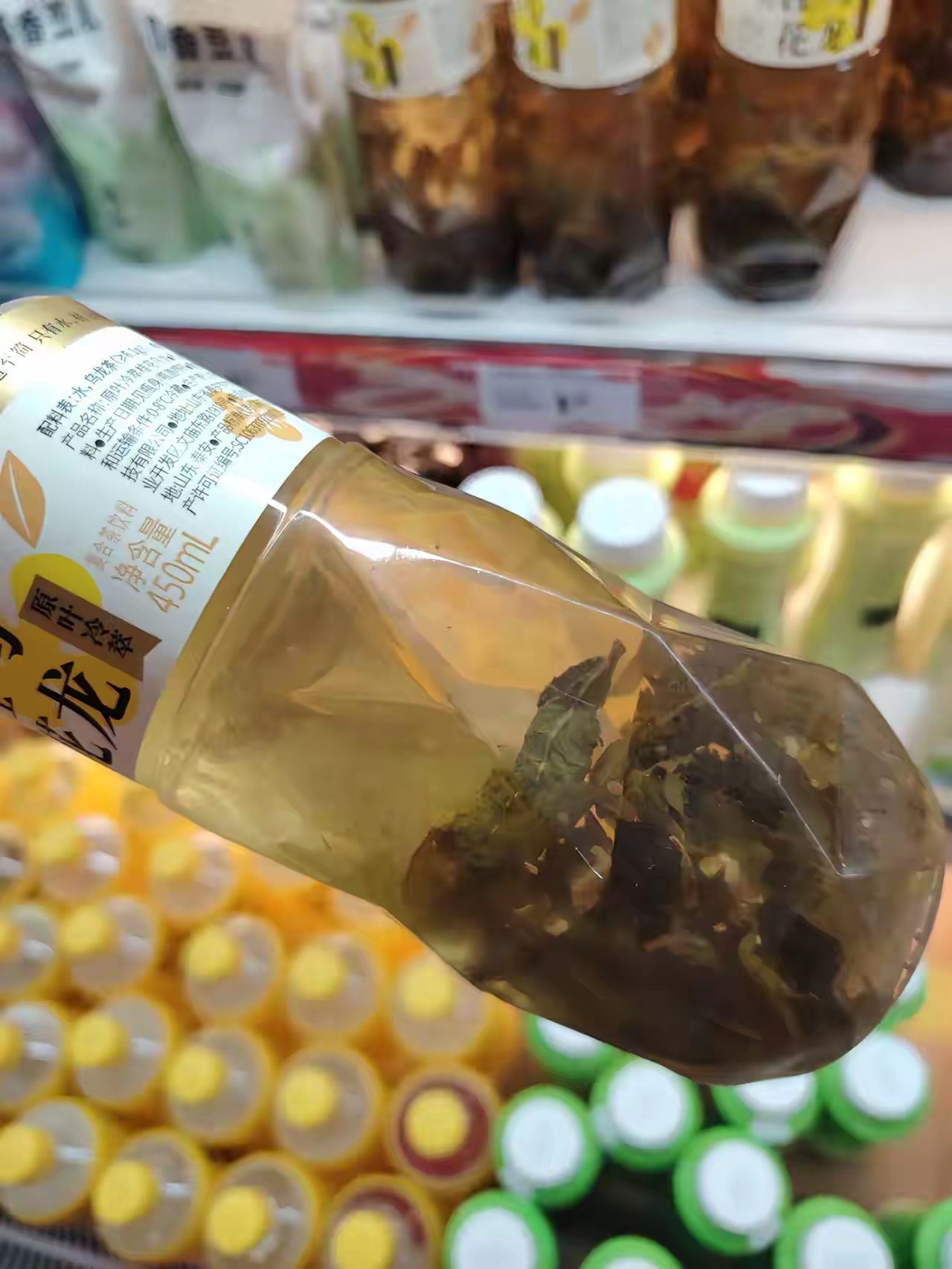 我是第一次看到这样的茶饮料仔细看了一下配料表也是很干净就是不